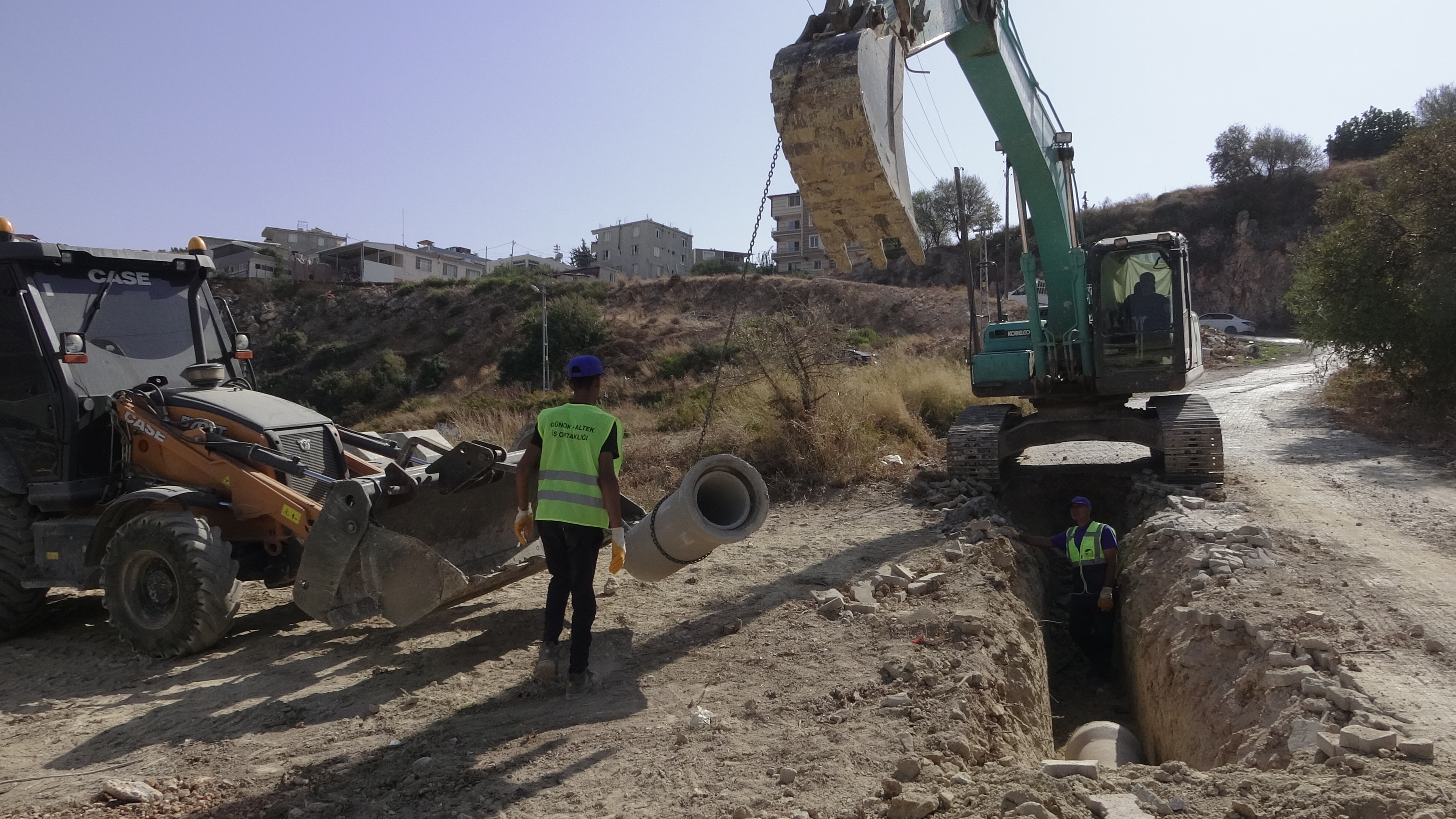 Hatay Büyükşehir Belediyesi, altyapı eksikliklerini gidermek amacıyla Antakya Mansurlu Mahallesi’nde 2000 metrelik yeni atık su hattı inşasına başladı. 