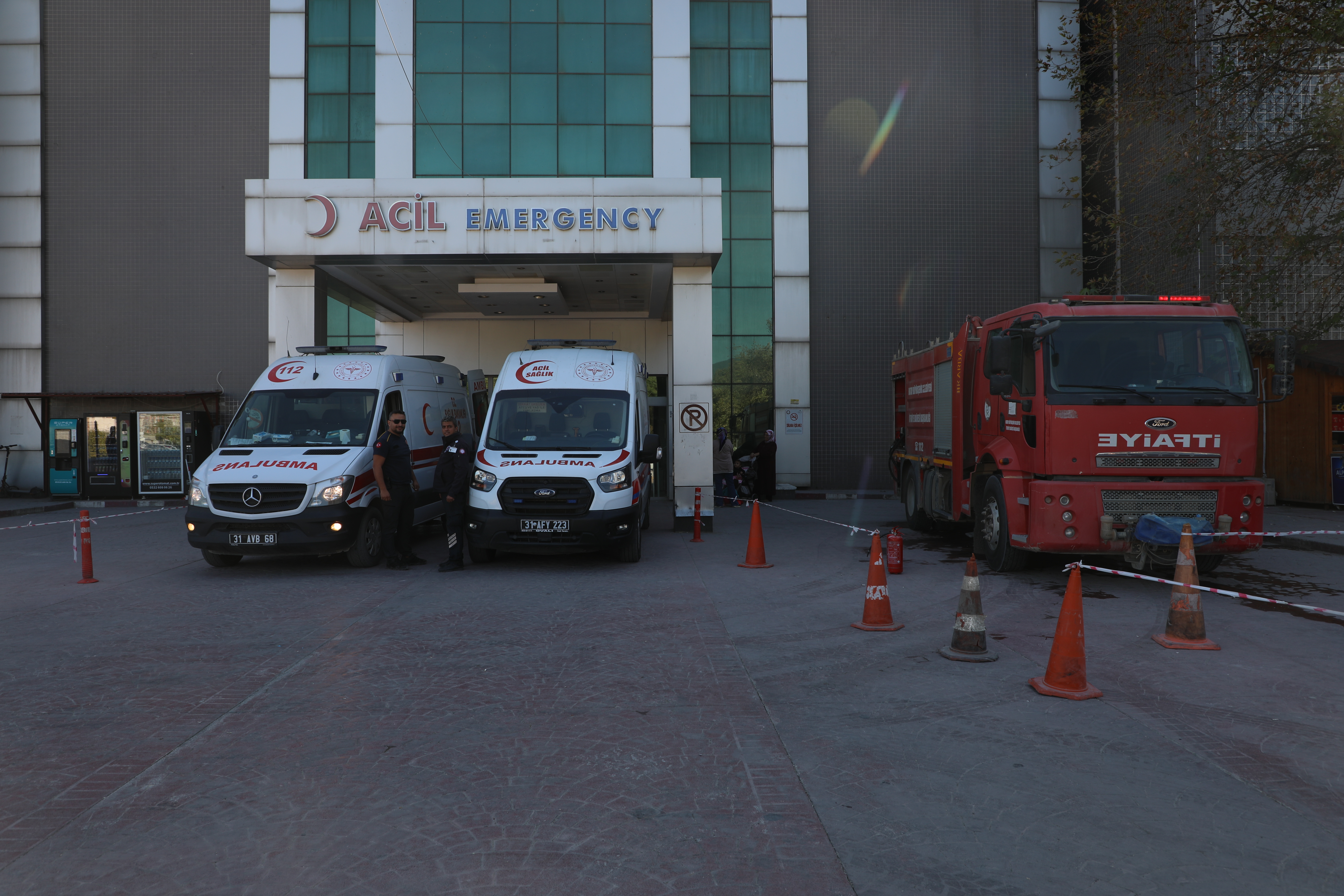 Hatay Büyükşehir Belediyesi İtfaiye Dairesi Başkanlığı, Mustafa Kemal Üniversitesi Eğitim ve Araştırma Hastanesi'nde yangın ve acil durum tatbikatı gerçekleştirdi. 