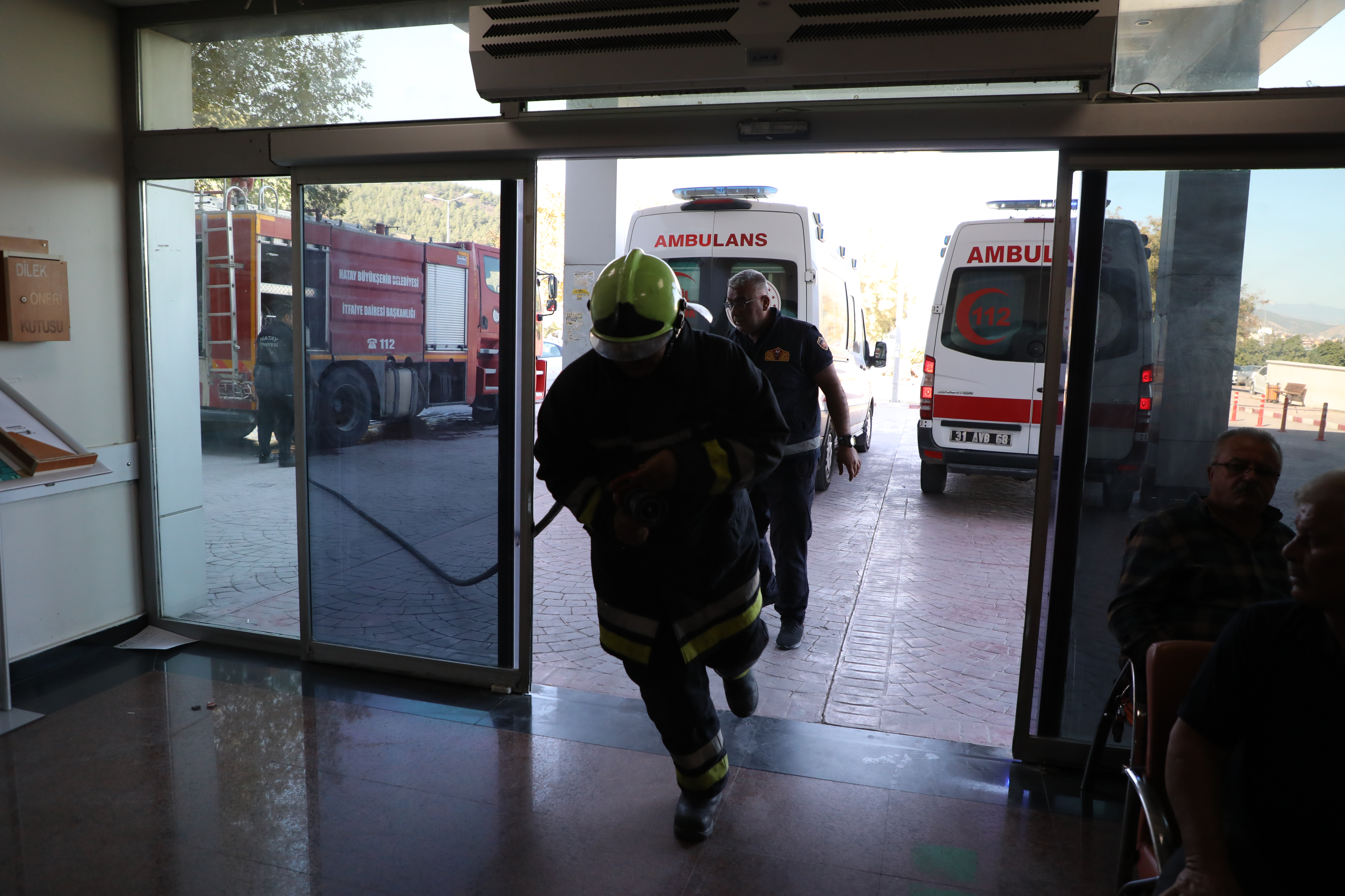 Hatay Büyükşehir Belediyesi İtfaiye Dairesi Başkanlığı, Mustafa Kemal Üniversitesi Eğitim ve Araştırma Hastanesi'nde yangın ve acil durum tatbikatı gerçekleştirdi. 