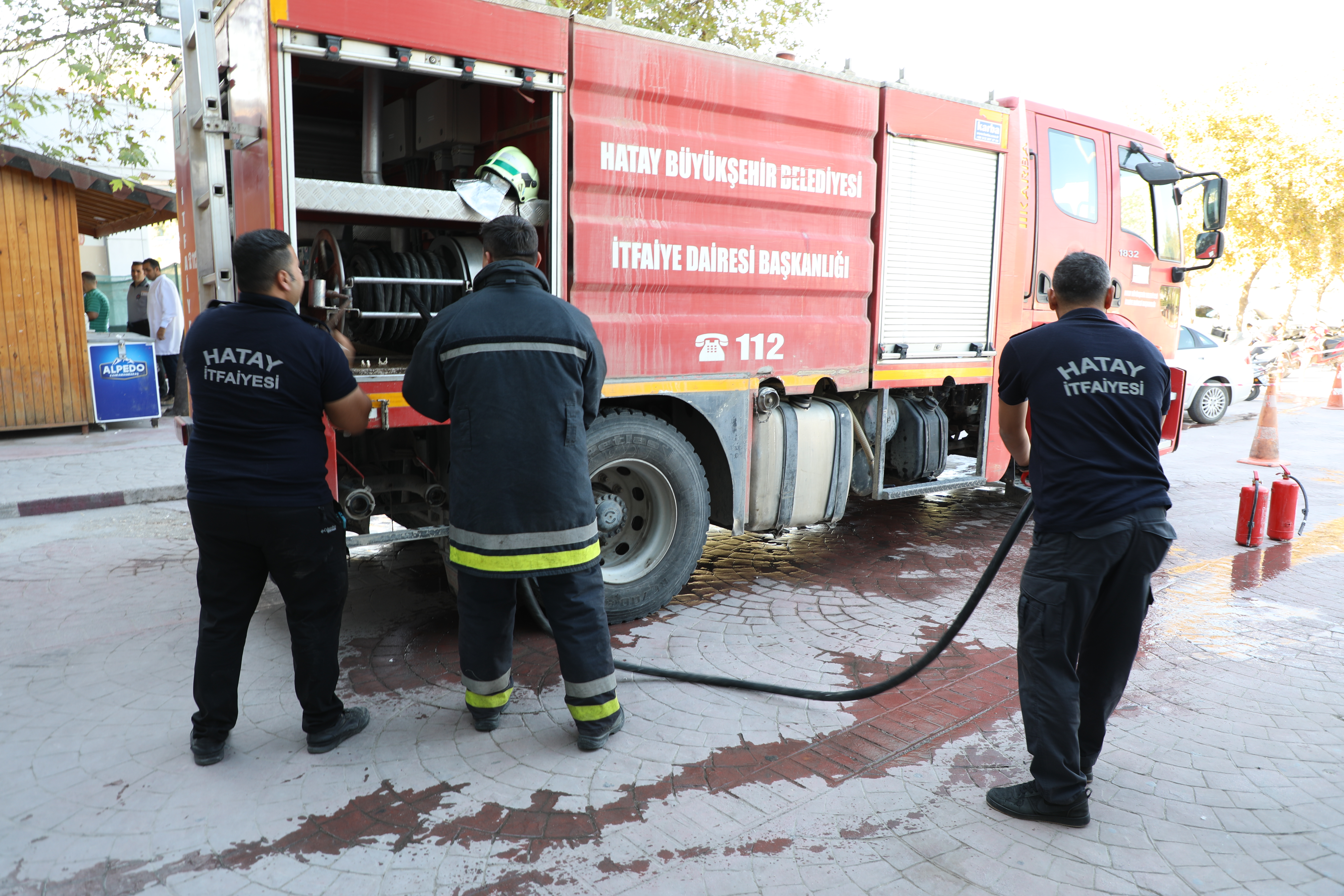 Hatay Büyükşehir Belediyesi İtfaiye Dairesi Başkanlığı, Mustafa Kemal Üniversitesi Eğitim ve Araştırma Hastanesi'nde yangın ve acil durum tatbikatı gerçekleştirdi. 