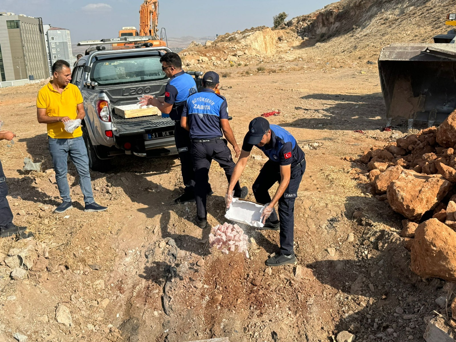 Hatay Büyükşehir Belediyesi (HBB), Reyhanlı ilçesinde gerçekleştirdiği denetimlerle halk sağlığını korumaya devam ediyor.