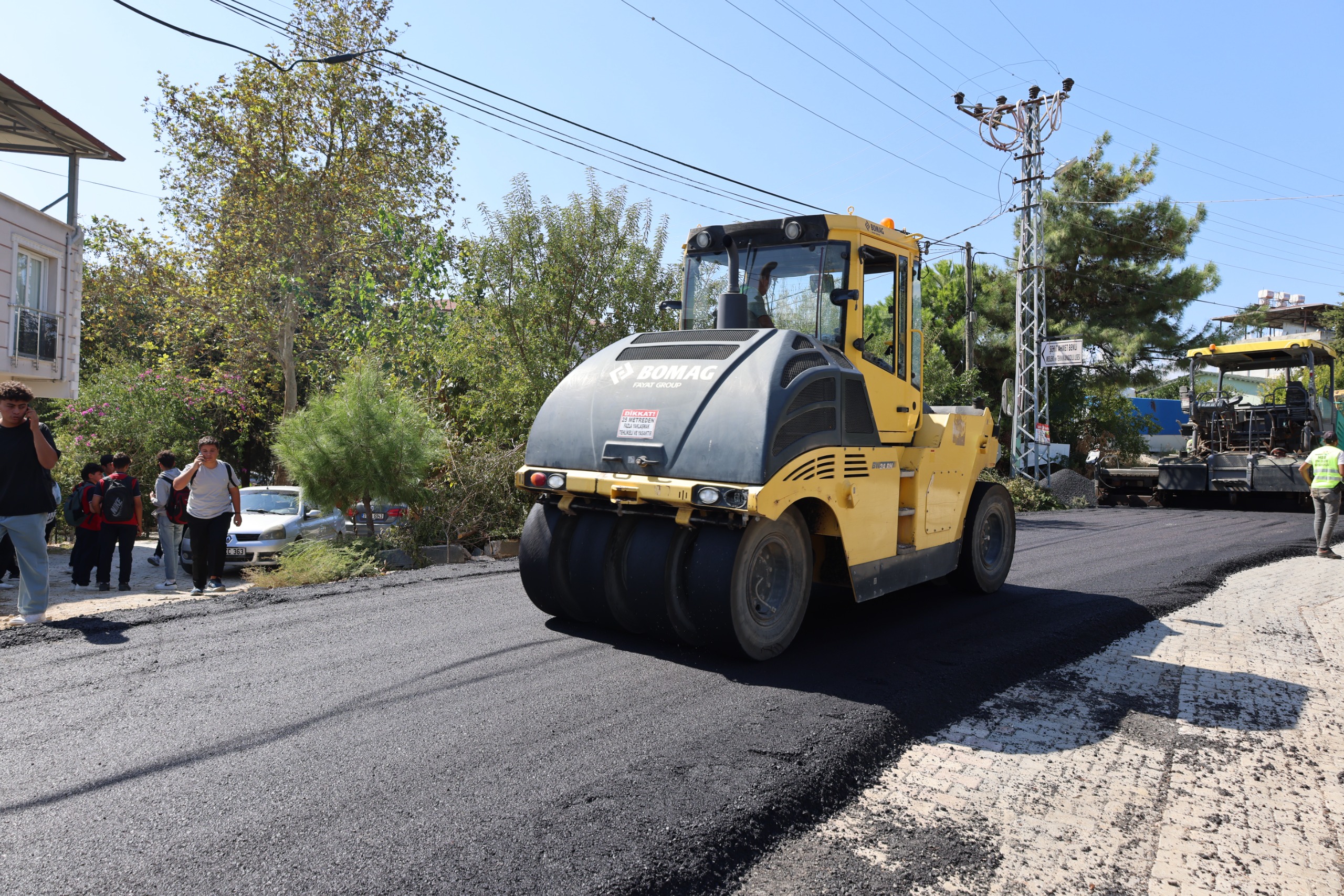 Hatay Büyükşehir Belediyesi, yılsonuna kadar 1400 kilometrelik yol yapım hedefi kapsamında il genelinde ulaşımı rahatlatmak ve vatandaşların güvenliğini artırmak amacıyla çalışmalarını sürdürüyor.