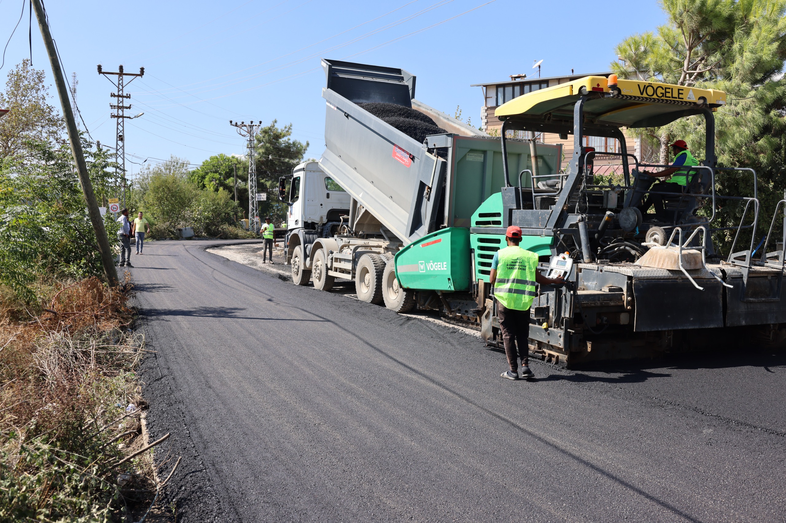 Hatay Büyükşehir Belediyesi, yılsonuna kadar 1400 kilometrelik yol yapım hedefi kapsamında il genelinde ulaşımı rahatlatmak ve vatandaşların güvenliğini artırmak amacıyla çalışmalarını sürdürüyor.