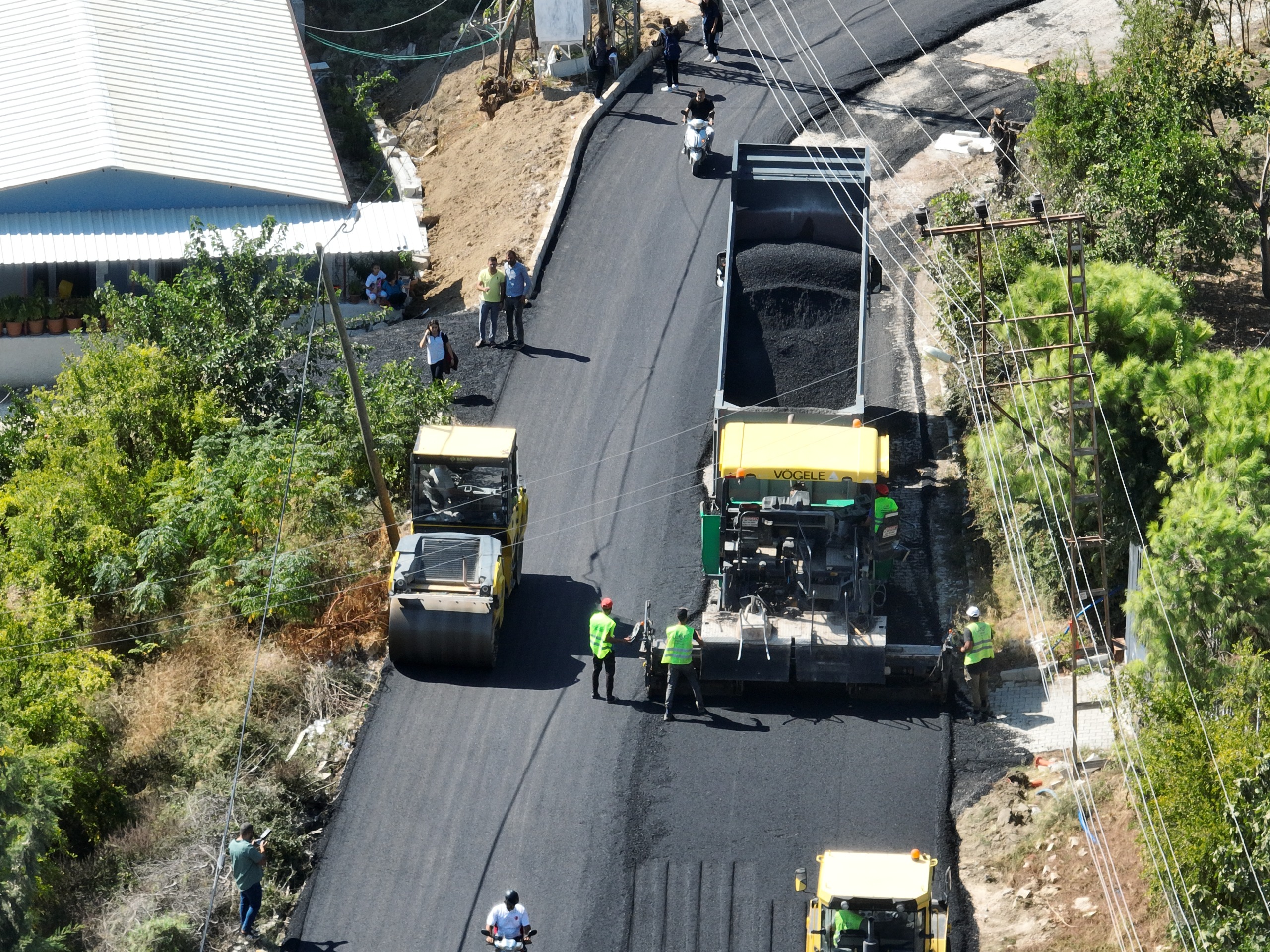 Hatay Büyükşehir Belediyesi, yılsonuna kadar 1400 kilometrelik yol yapım hedefi kapsamında il genelinde ulaşımı rahatlatmak ve vatandaşların güvenliğini artırmak amacıyla çalışmalarını sürdürüyor.