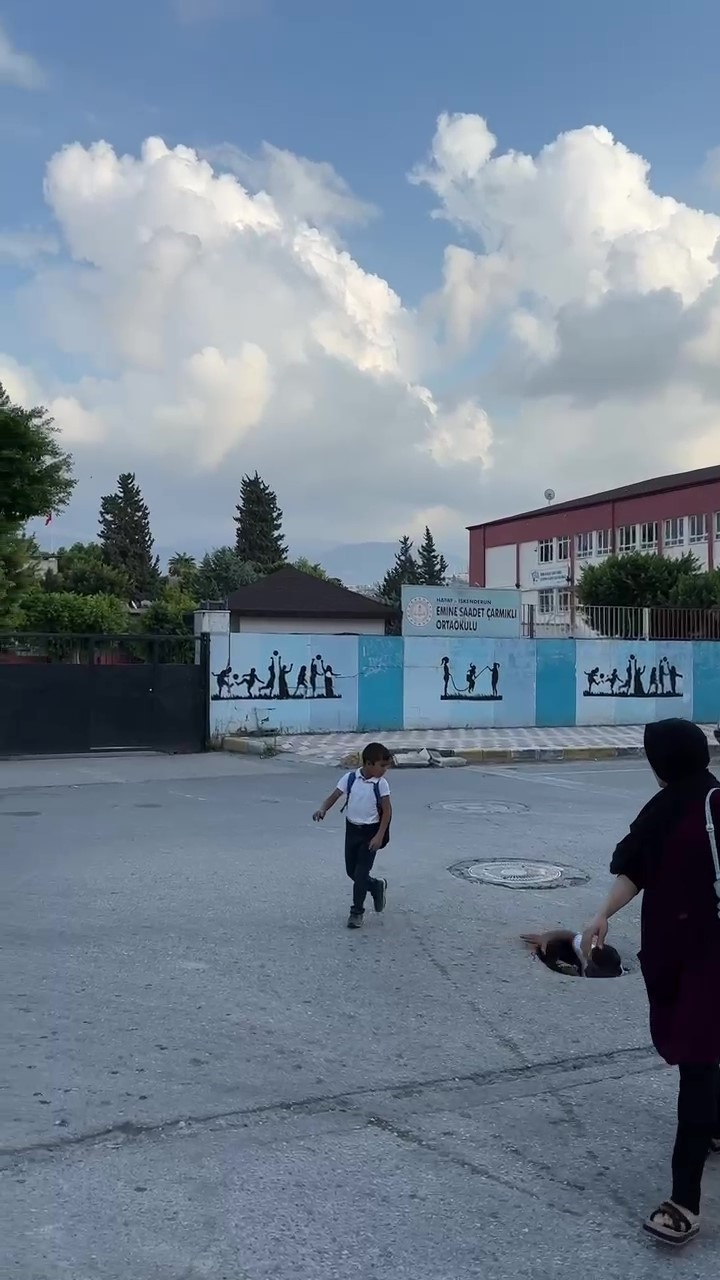 Hatay’ın İskenderun ilçesinde yaşayan sosyal medya fenomeni Erkan Toy, çektiği mizahi video ile yoldaki çukura dikkat çekti.