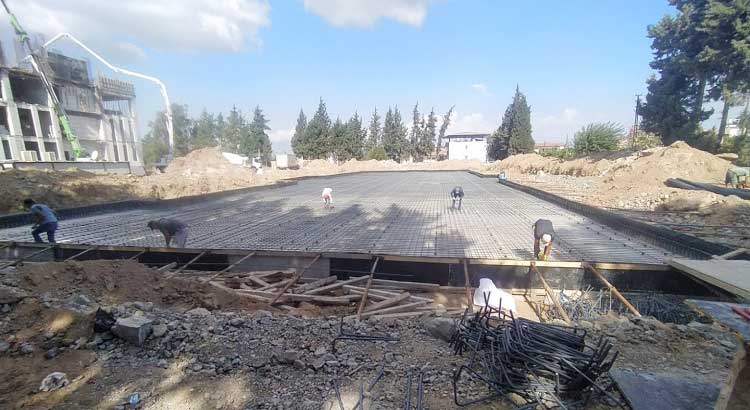 Deprem sonrası Hatay’da yaraları sarmak için Kocaeli Büyükşehir Belediyesi, Kumlu’da inşa edilecek 12 derslikli okulun temelini attı. 