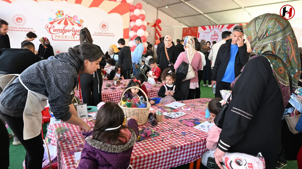 Malatya'da Çocuklar Cumhuriyet Panayırı'nda Eğleniyor