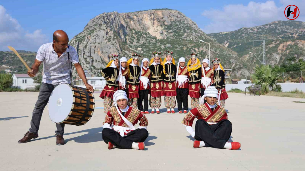 Samandağ'da Depremzede Çocuklar Halk Oyunlarıyla Hayat Buluyor