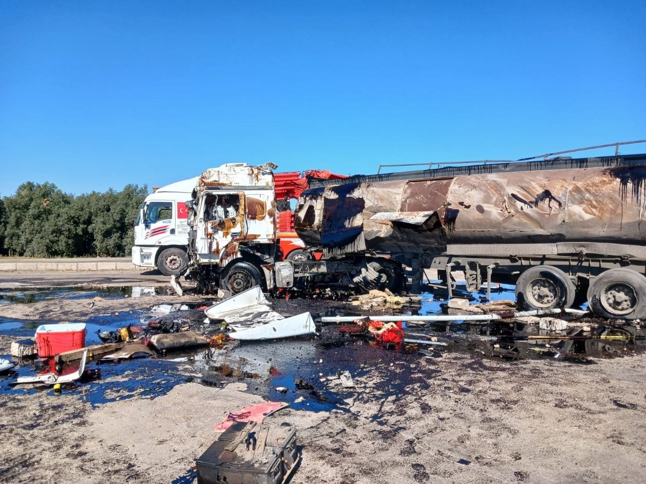 Tanker yangını: Litrelerce ham petrol yola döküldü