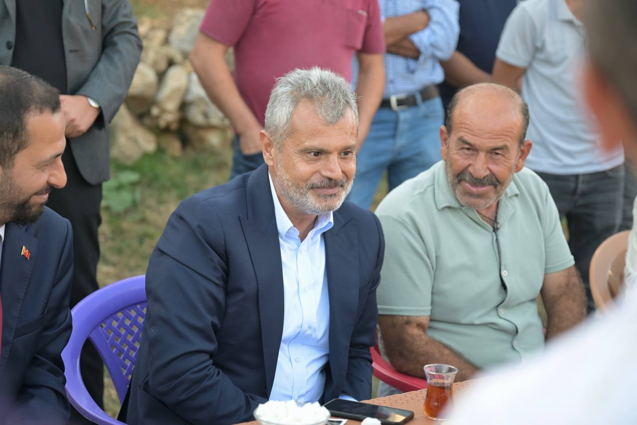 Mehmet Öntürk, Yayladağı ilçesindeki yol açılış programına katılarak, Hisarcık Mahallesi'nde 4800 metre uzunluğunda beton asfalt çalışmasının tamamlandığını duyurdu.