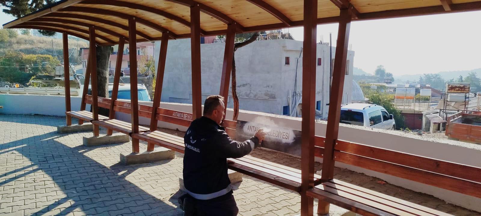 Antakya Belediyesi, kışa hazırlık için 95 mahallede park ve bahçelerde çim biçme, ağaç budama, temizlik ve onarım çalışmaları yapıyor. Çocuk oyun alanları da yenileniyor.