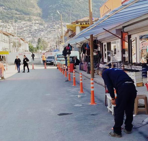 Antakya Belediyesi, kışa hazırlık için 95 mahallede park ve bahçelerde çim biçme, ağaç budama, temizlik ve onarım çalışmaları yapıyor. Çocuk oyun alanları da yenileniyor.