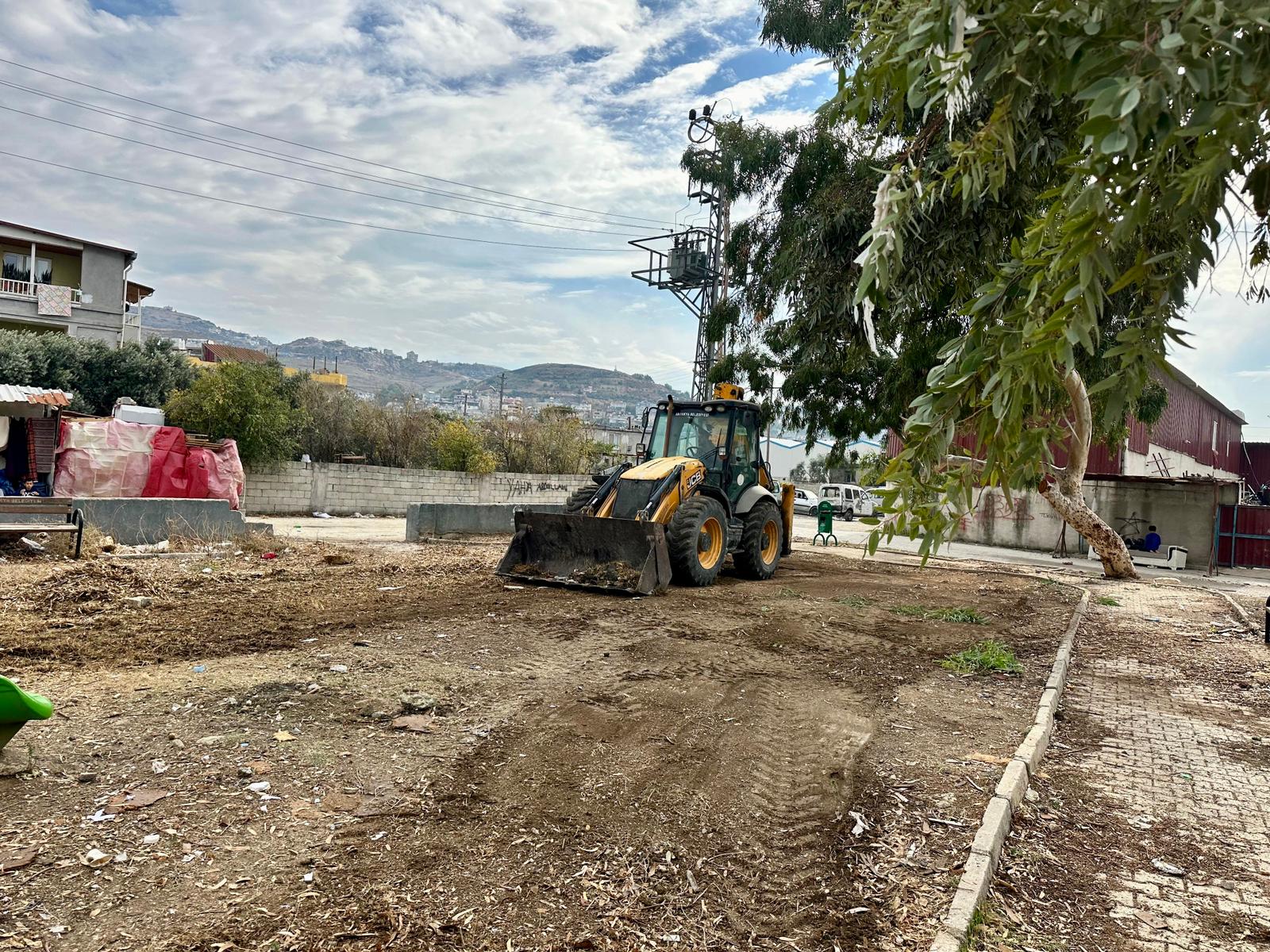 Antakya Belediyesi, kışa hazırlık için 95 mahallede park ve bahçelerde çim biçme, ağaç budama, temizlik ve onarım çalışmaları yapıyor. Çocuk oyun alanları da yenileniyor.