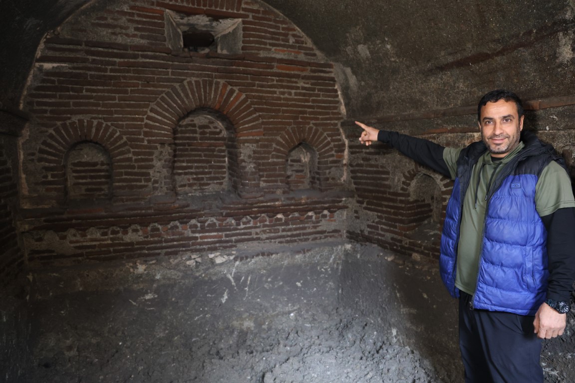 Hatay’ın Antakya ilçesinde enkaz kaldırma çalışmalarında, 5 metre derinlikte sağlam bir şekilde keşfedilen tarihi bir yapı, Hristiyan ibadethanesi olduğu düşünülen 'Şapel' olarak gündeme geldi.