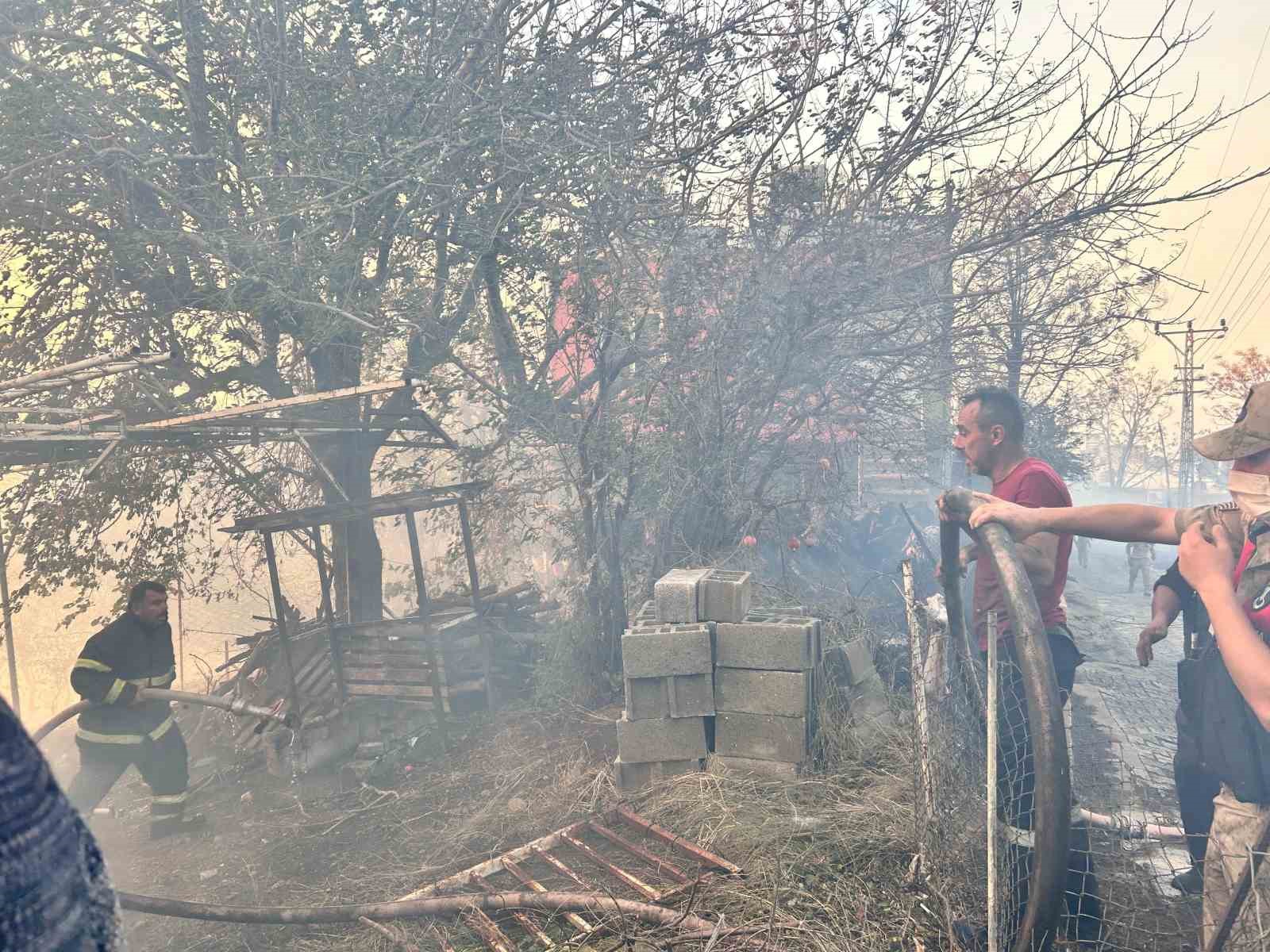 Hatay’ın Arsuz ilçesinde çıkan orman yangını, rüzgarın etkisiyle hızla yayılırken, ekiplerin havadan ve karadan müdahalesine rağmen alevler evlere sıçradı.