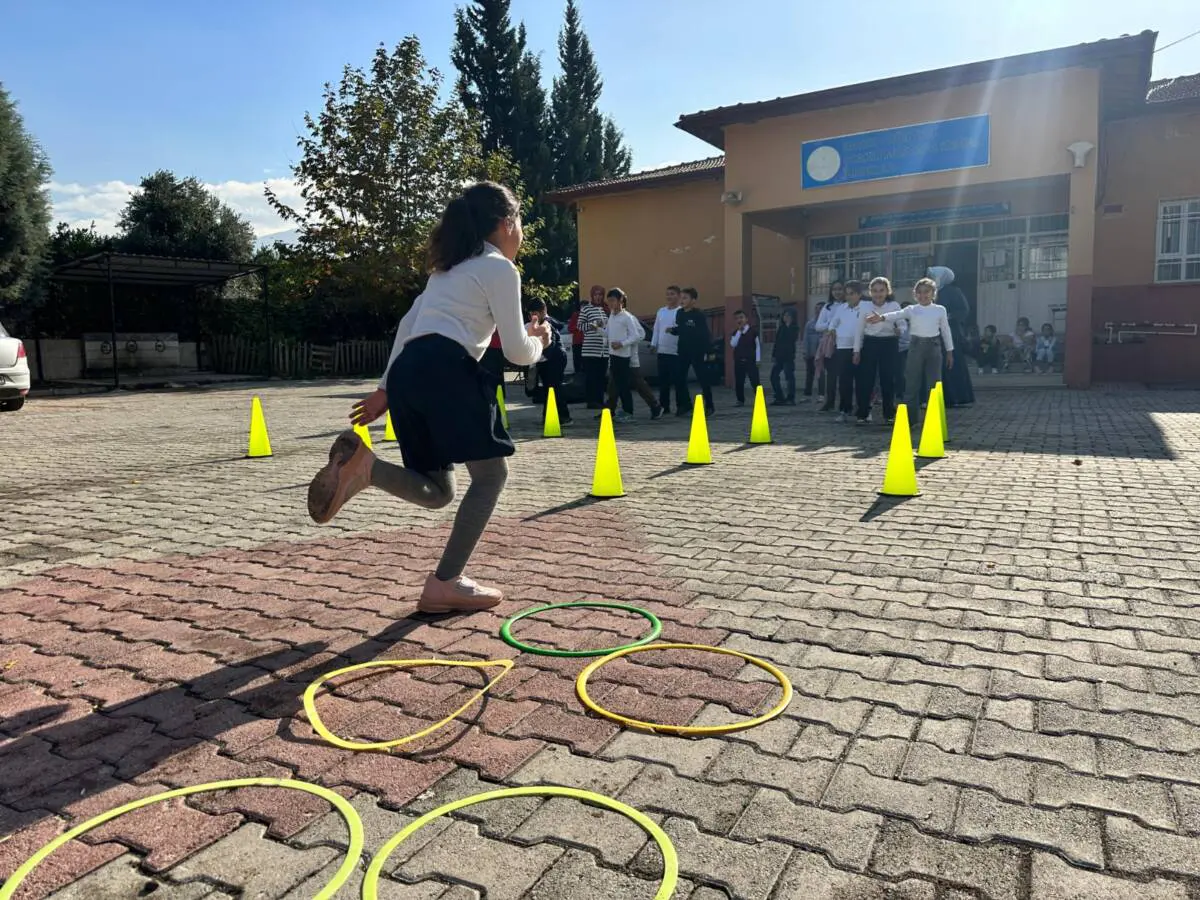 Dörtyol’daki Nazmiye Muratlı Gençlik Merkezi, “Merkezim Her Yerde” projesiyle Ocaklı Mustafa Kemal İlkokulu’nda eğlenceli ve eğitici etkinlikler düzenledi, öğrencilere keyifli bir gün yaşattı.