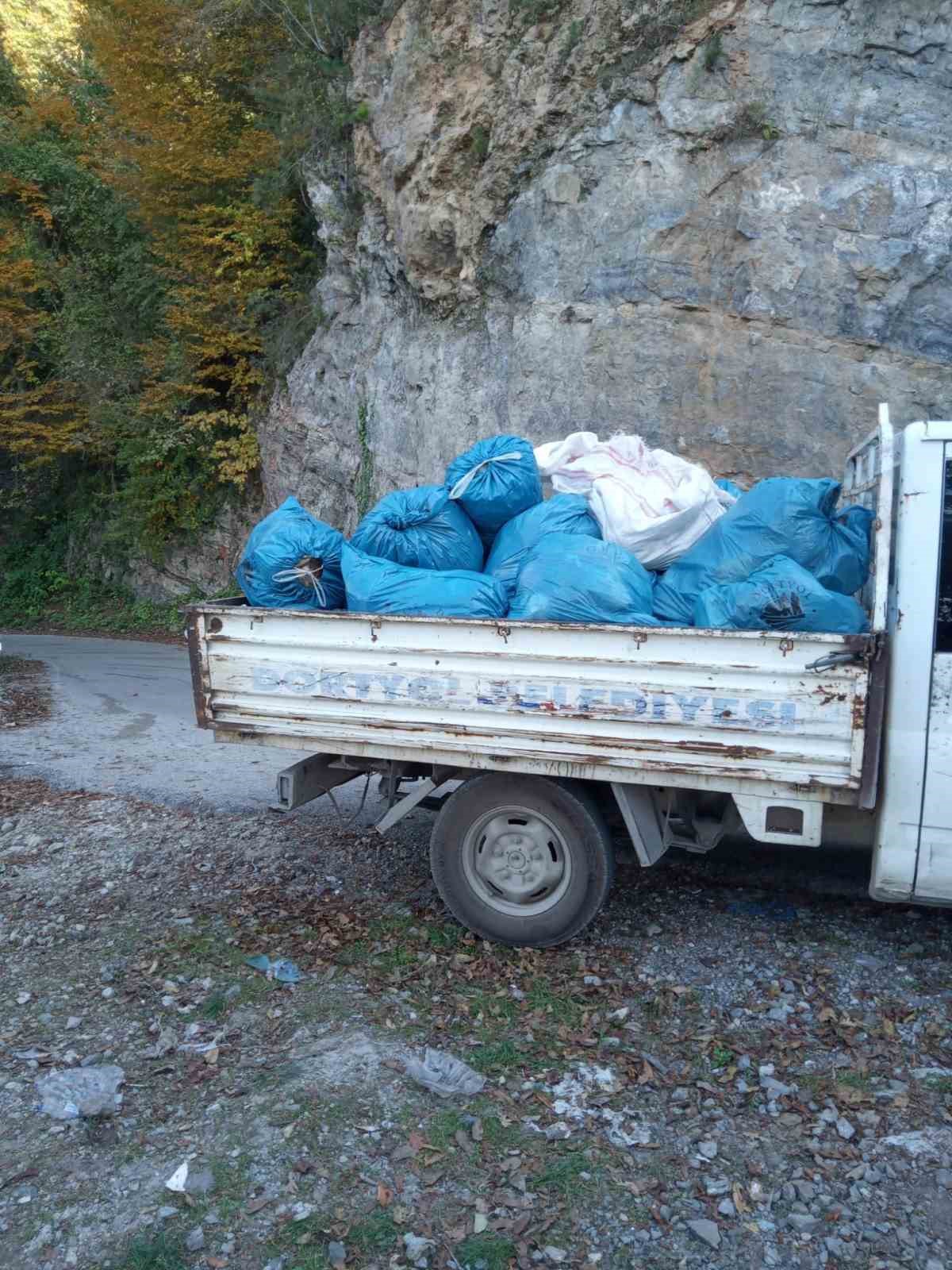 Hatay'ın Dörtyol ilçesinde, bölgede vahşi çöp depolama alanı olarak kullanılan vadiye, belediye ekiplerince zorlu şartlarda temizlik yapıldı. 2 traktör römorku dolusu çöp toplandı.