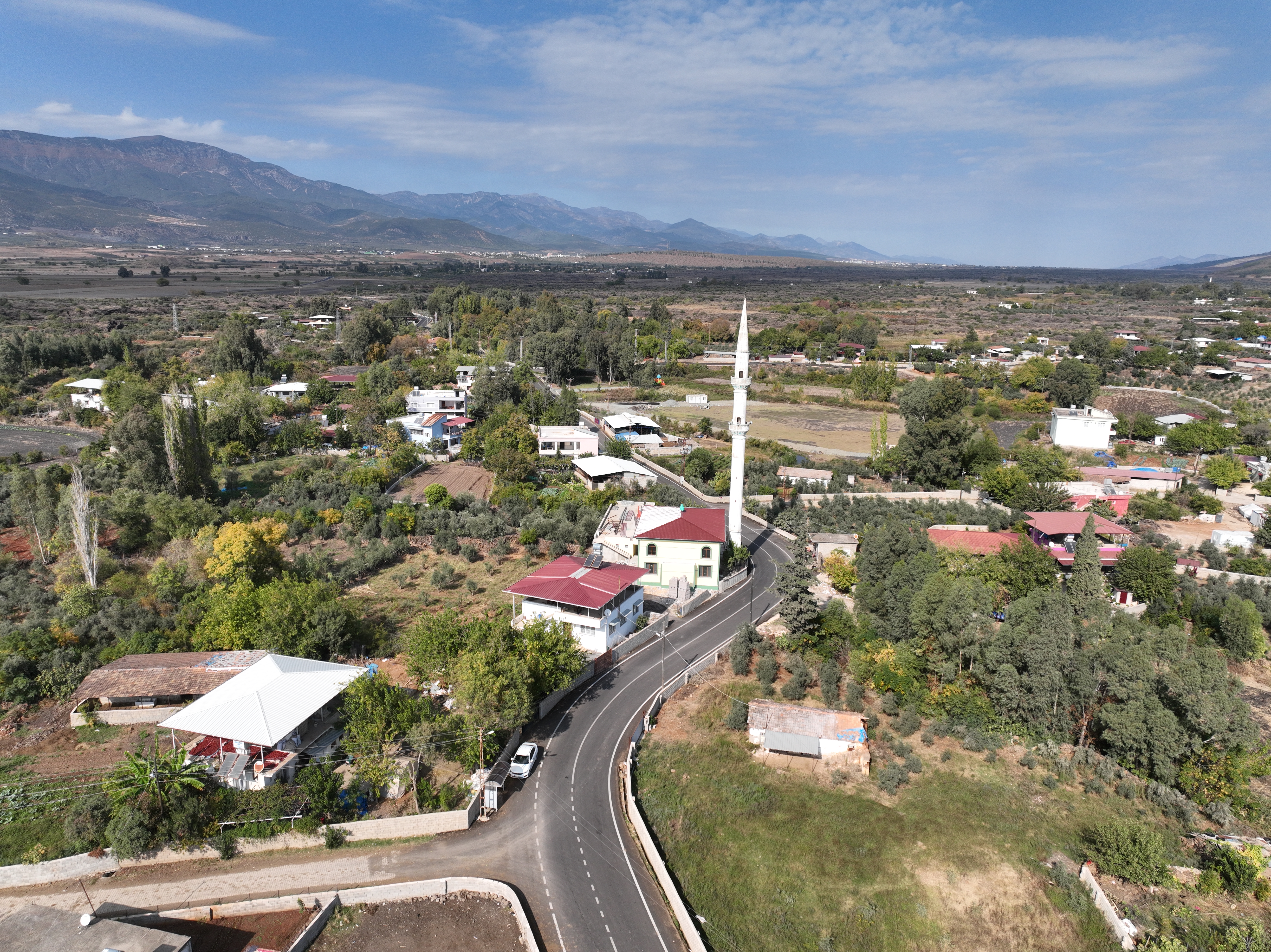 Hatay Büyükşehir, Hassa’da 16 km asfalt serimi ve yağmur suyu kanalları yaptı. 8 mahalleyi bağlayan yol tamamlanarak daha güvenli hale getirildi, çiftçilere kolaylık sağlandı.