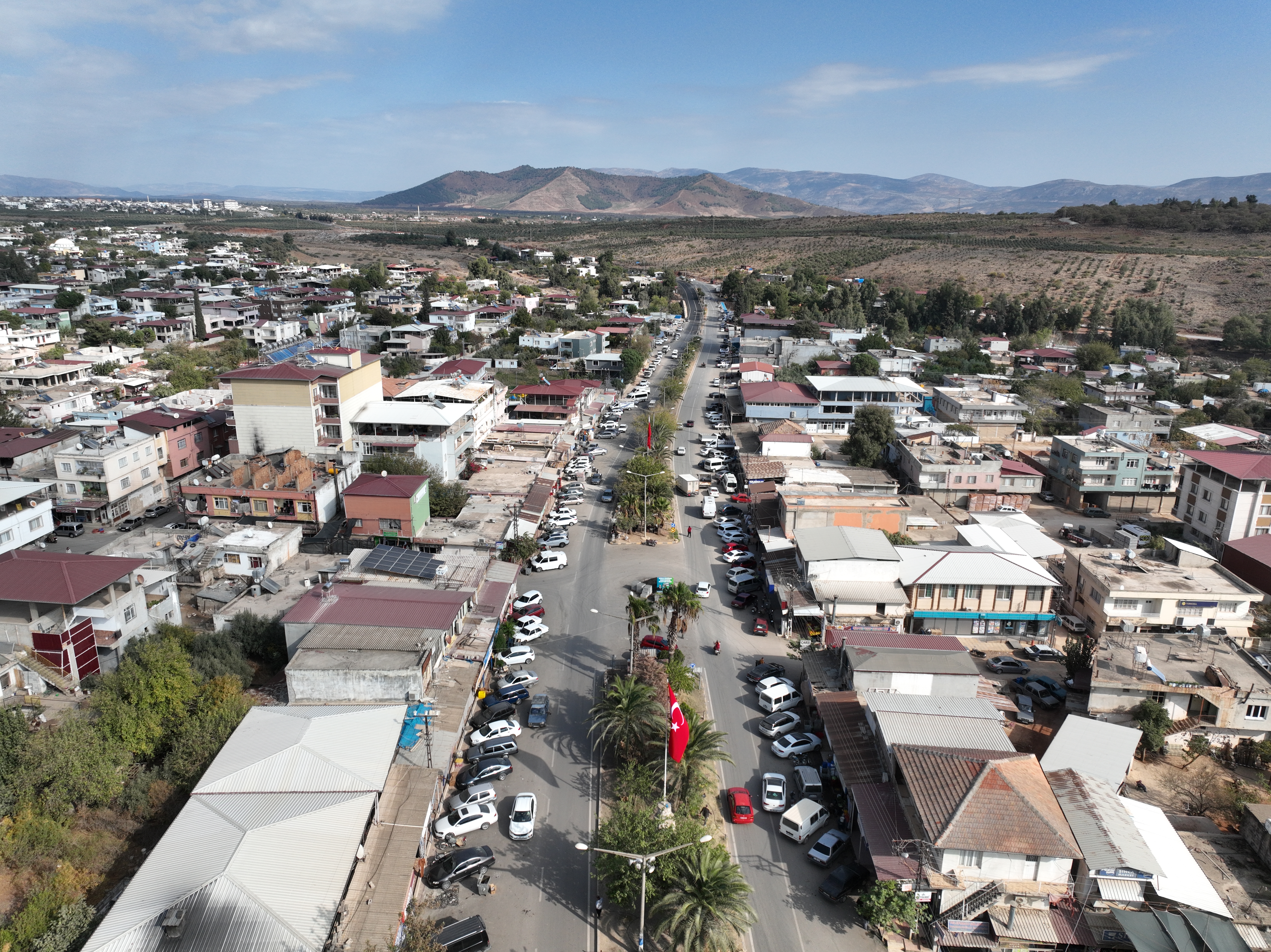 Hatay Büyükşehir, Hassa’da 16 km asfalt serimi ve yağmur suyu kanalları yaptı. 8 mahalleyi bağlayan yol tamamlanarak daha güvenli hale getirildi, çiftçilere kolaylık sağlandı.