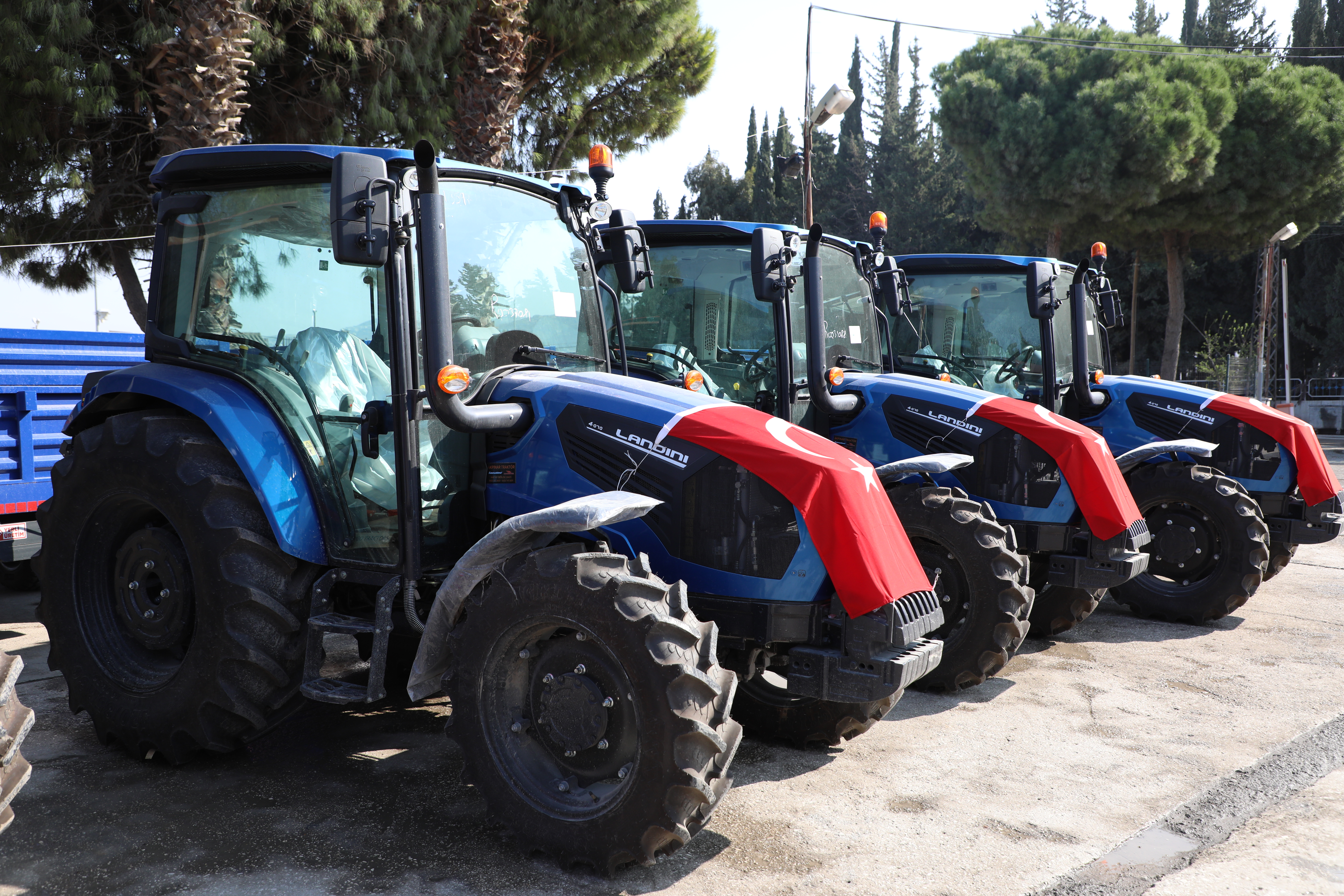 Hatay Büyükşehir Belediyesi, yol ve altyapı çalışmalarını hızlandırmak için araç filosunu büyütüyor. Başkan Öntürk'ün vaadi doğrultusunda 10 çift çeker traktör ve römork filoya katıldı.