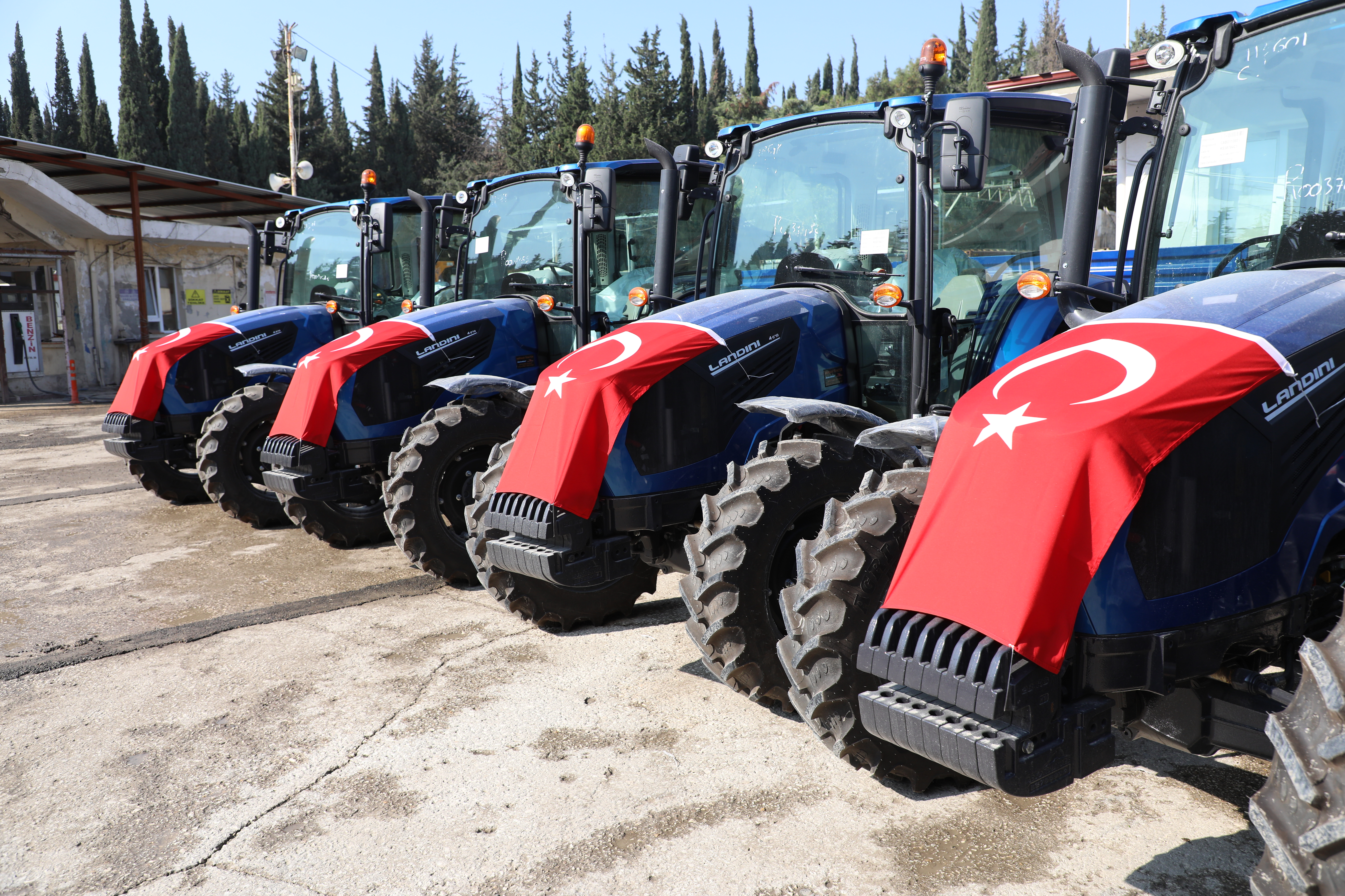 Hatay Büyükşehir Belediyesi, yol ve altyapı çalışmalarını hızlandırmak için araç filosunu büyütüyor. Başkan Öntürk'ün vaadi doğrultusunda 10 çift çeker traktör ve römork filoya katıldı.