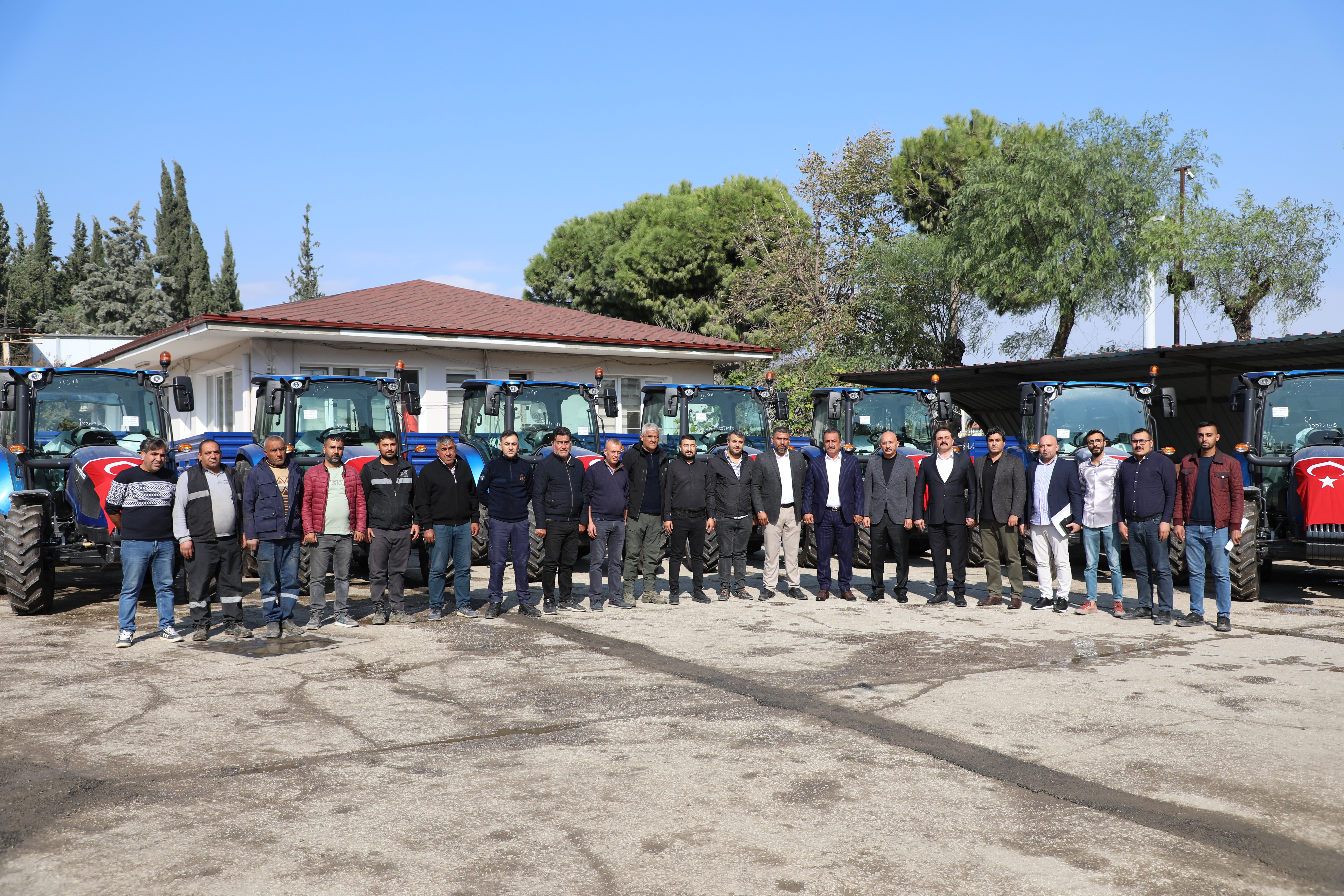 Hatay Büyükşehir Belediyesi, yol ve altyapı çalışmalarını hızlandırmak için araç filosunu büyütüyor. Başkan Öntürk'ün vaadi doğrultusunda 10 çift çeker traktör ve römork filoya katıldı.