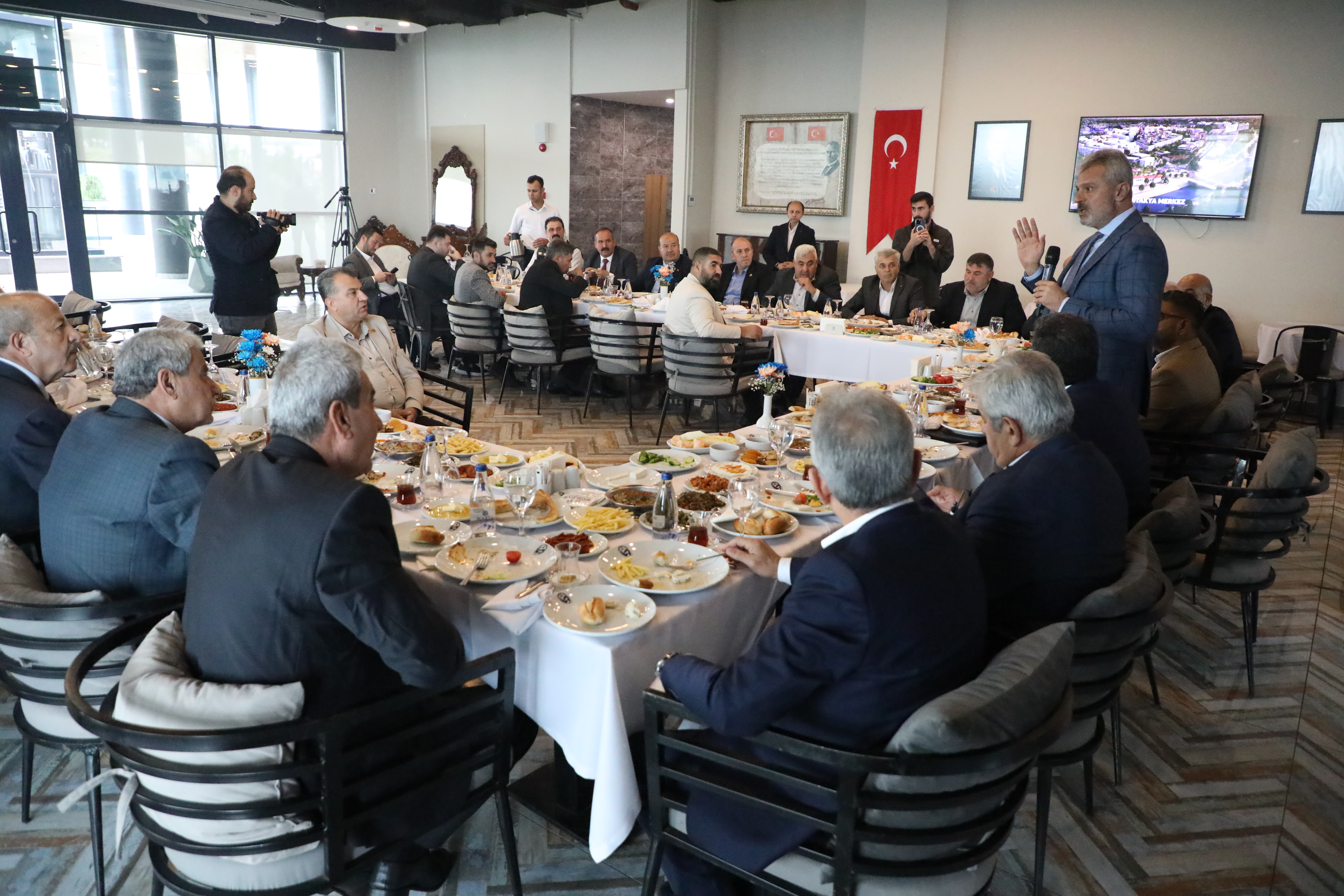 Hatay Büyükşehir Belediye Başkanı Mehmet Öntürk, muhtarlarla bir araya gelerek ulaşım, altyapı, çevre sağlığı ve sosyal alanlarda yapılacak projeleri değerlendirdi.