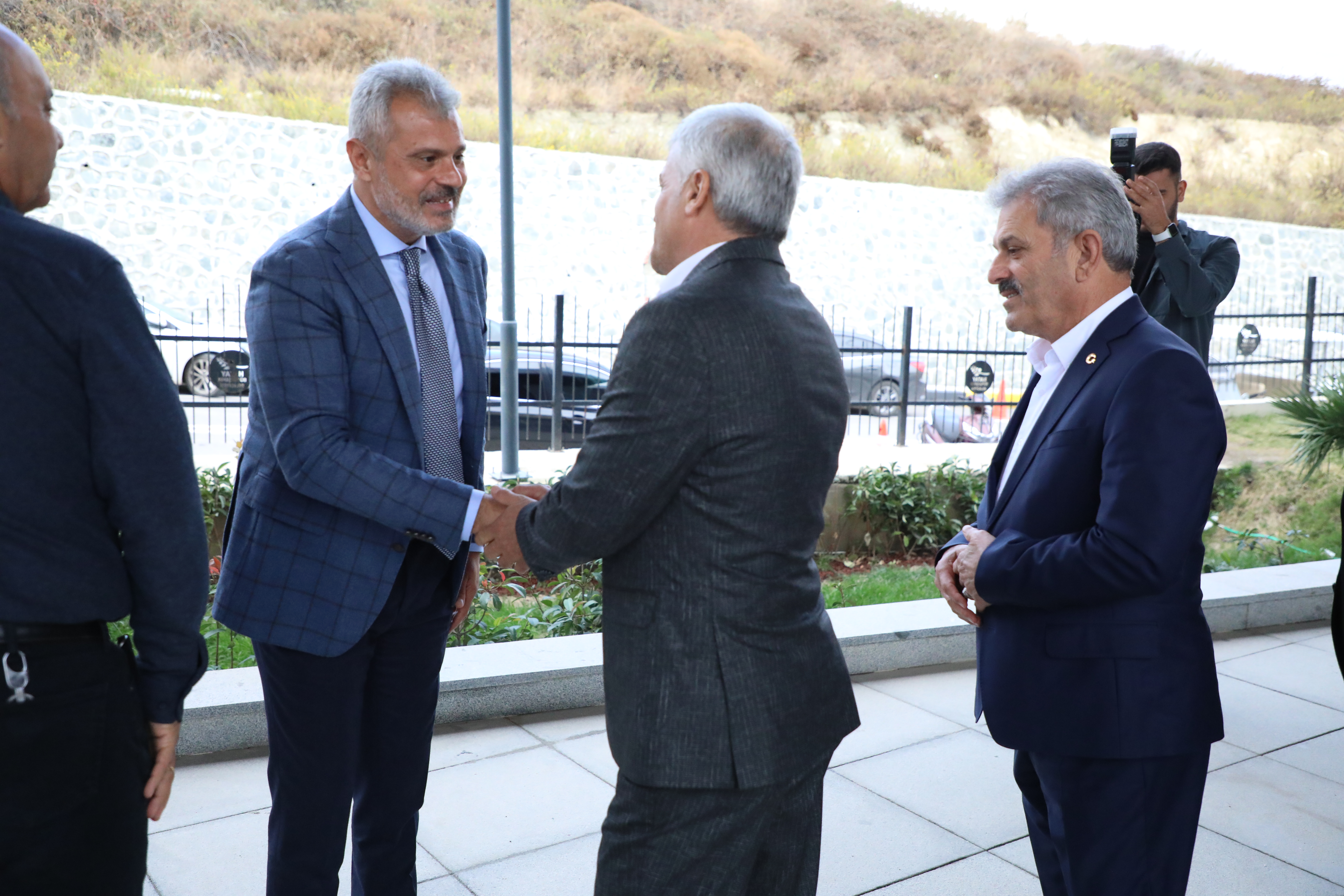 Hatay Büyükşehir Belediye Başkanı Mehmet Öntürk, muhtarlarla bir araya gelerek ulaşım, altyapı, çevre sağlığı ve sosyal alanlarda yapılacak projeleri değerlendirdi.