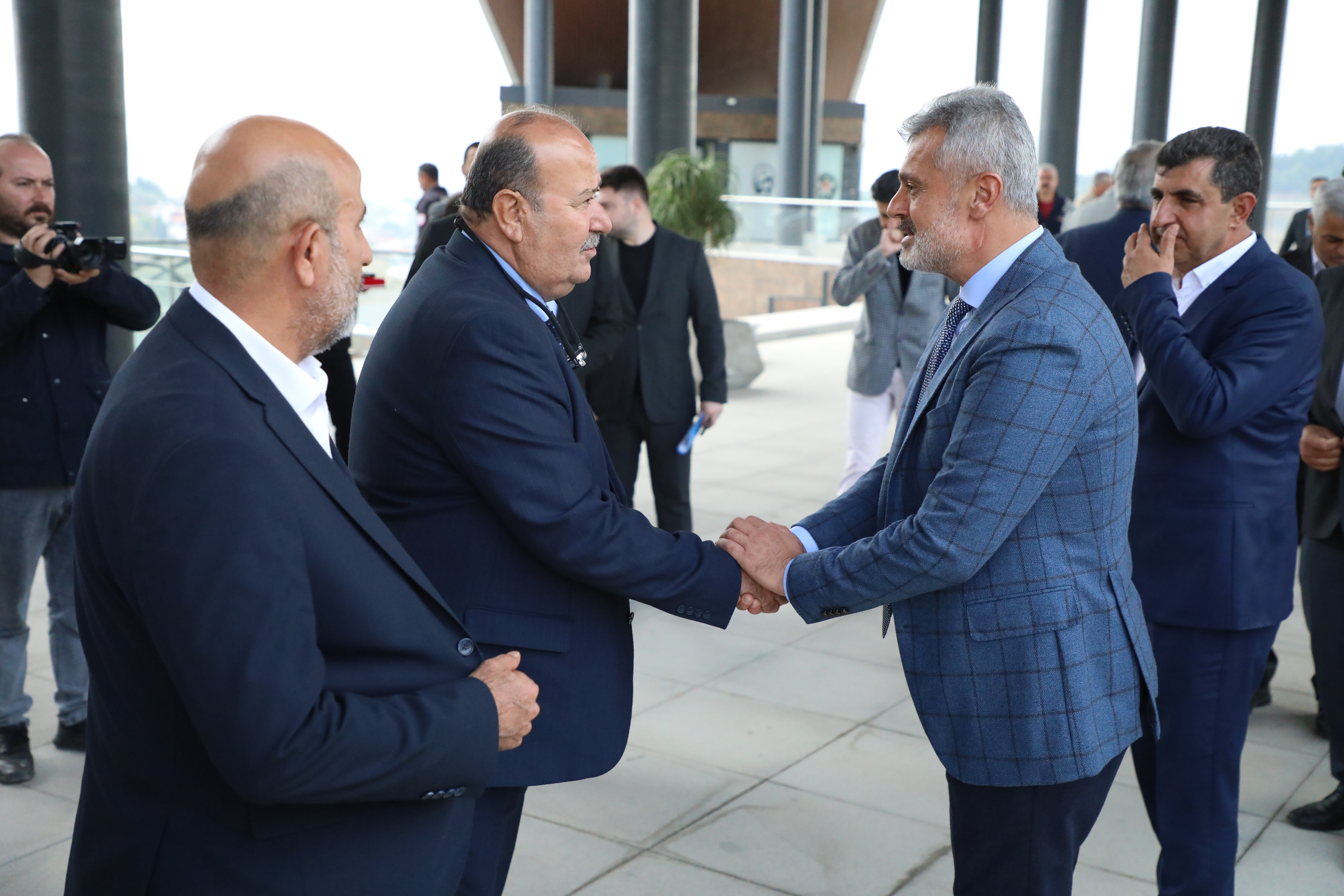 Hatay Büyükşehir Belediye Başkanı Mehmet Öntürk, muhtarlarla bir araya gelerek ulaşım, altyapı, çevre sağlığı ve sosyal alanlarda yapılacak projeleri değerlendirdi.