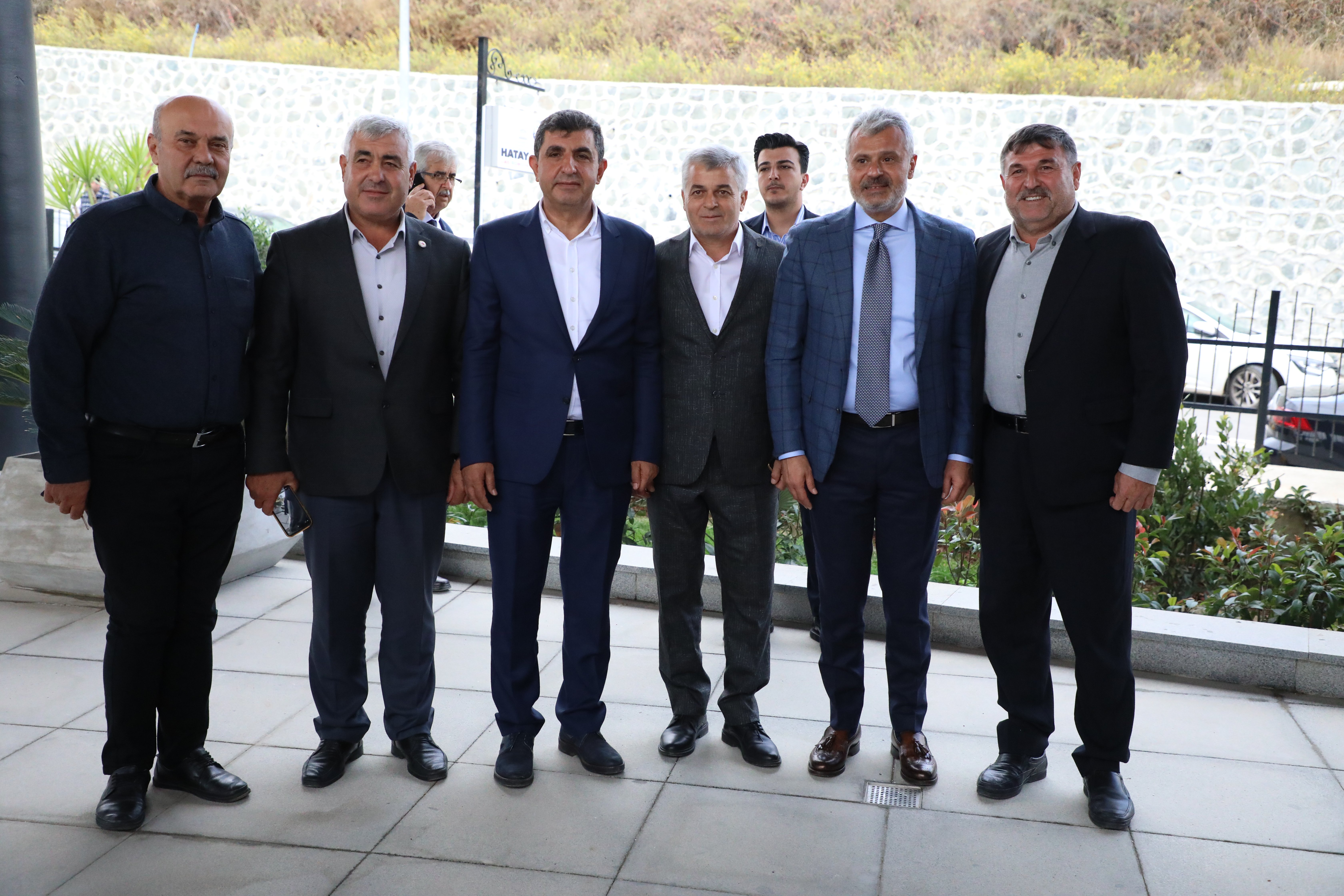 Hatay Büyükşehir Belediye Başkanı Mehmet Öntürk, muhtarlarla bir araya gelerek ulaşım, altyapı, çevre sağlığı ve sosyal alanlarda yapılacak projeleri değerlendirdi.