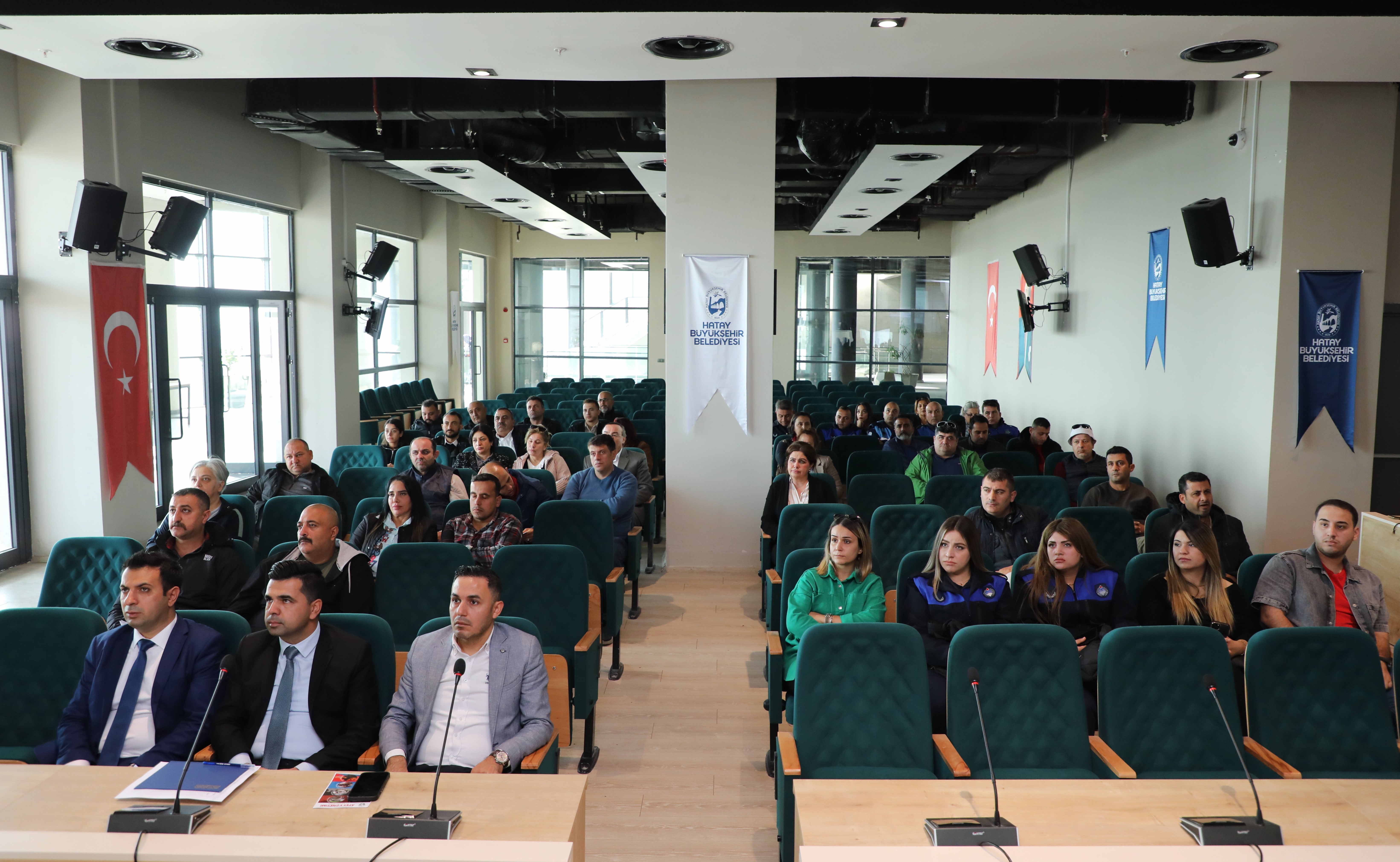 Hatay Büyükşehir Belediyesi, personel eğitimleriyle afetlere hazırlığı artırıyor. "Afetlere Hazırlık ve Hayatta Kalma Stratejileri" eğitimi, psikolojik hazırlık ve tecrübe paylaşımı sağladı.