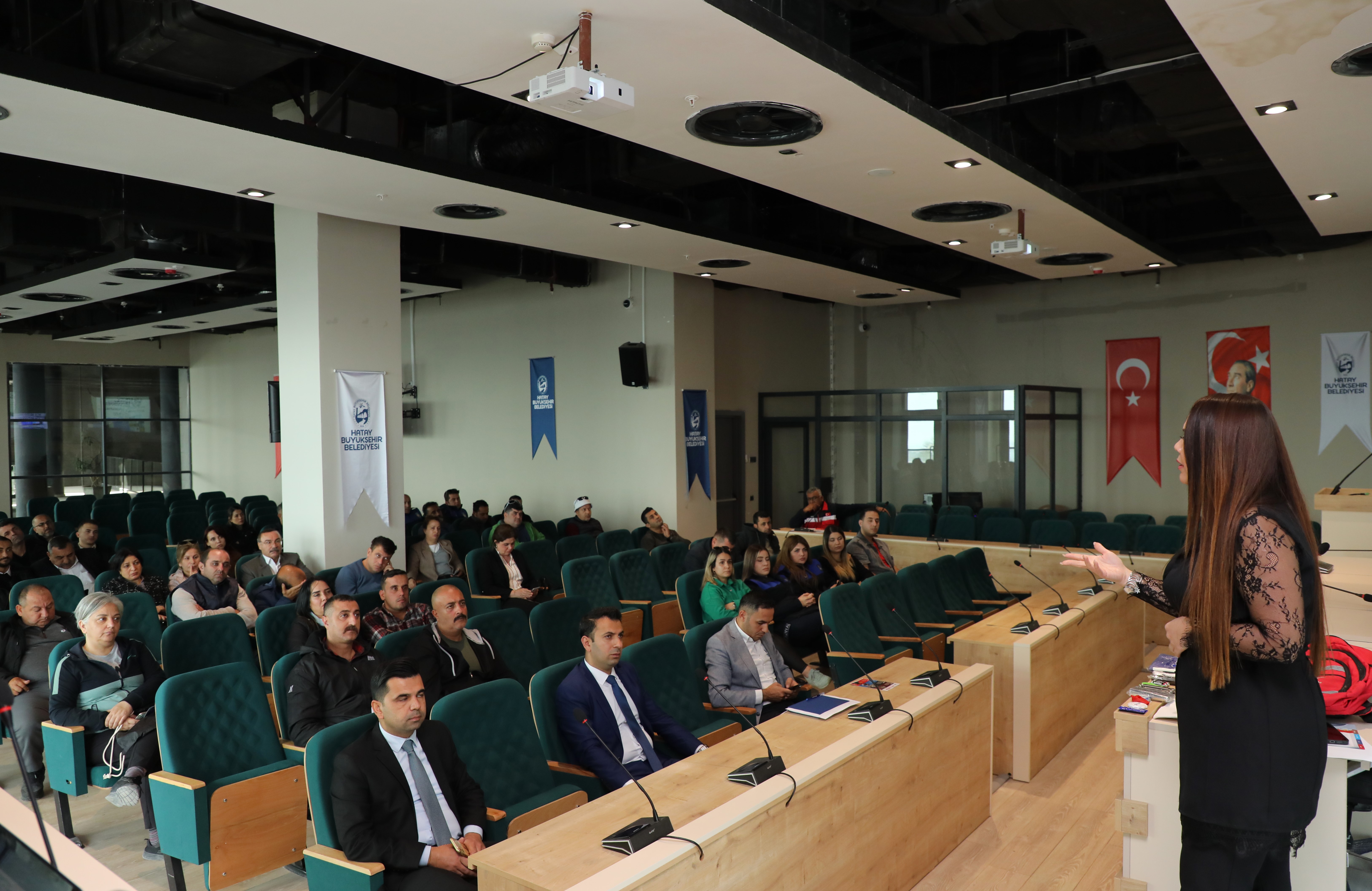 Hatay Büyükşehir Belediyesi, personel eğitimleriyle afetlere hazırlığı artırıyor. "Afetlere Hazırlık ve Hayatta Kalma Stratejileri" eğitimi, psikolojik hazırlık ve tecrübe paylaşımı sağladı.