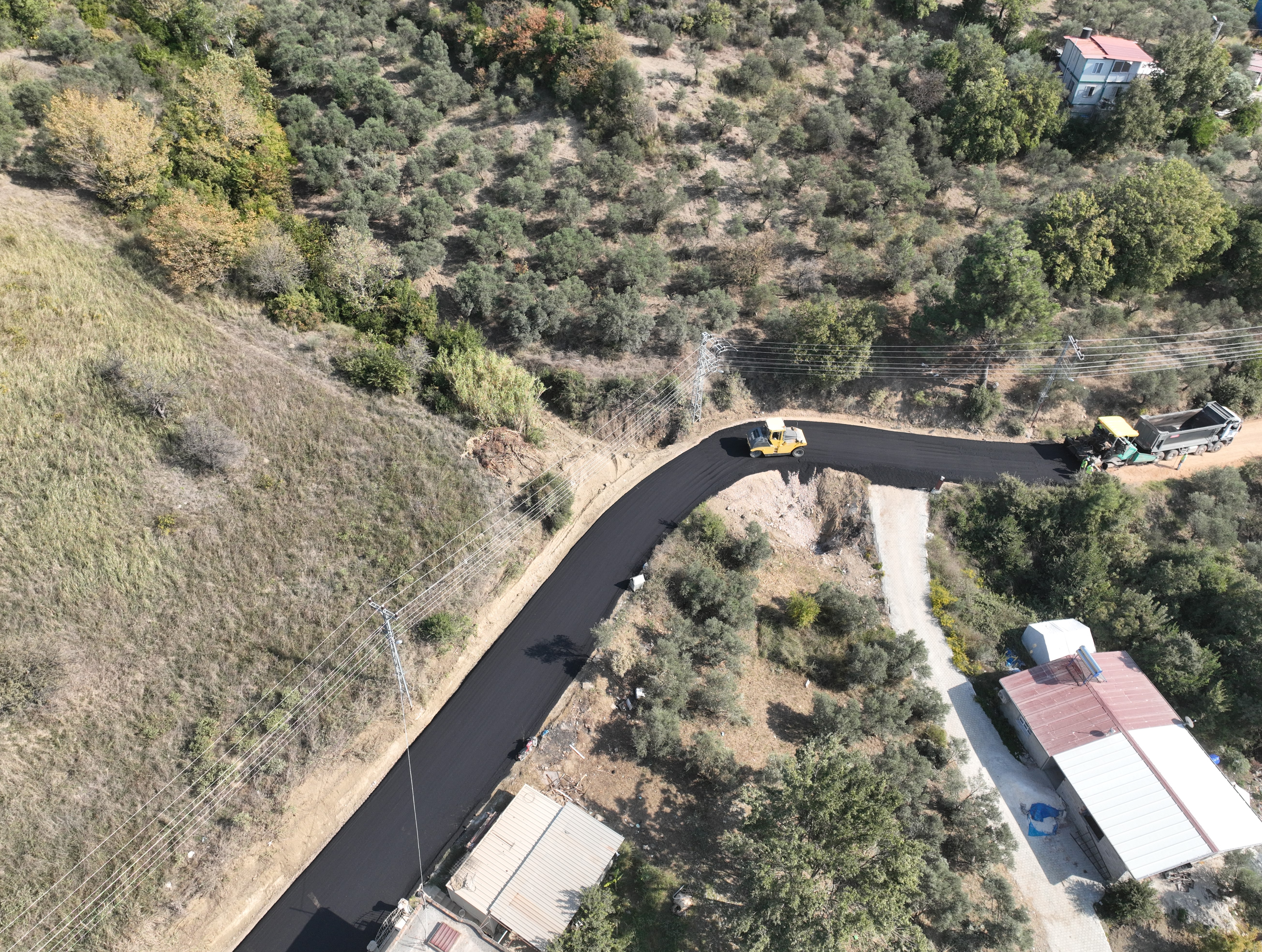 Hatay Büyükşehir Belediyesi, Defne ilçesinde 2500 metre uzunluğunda yeni bir yol inşa etti. Başkan Mehmet Öntürk öncülüğünde, il genelinde modern ulaşım ağı hedefiyle çalışmalar sürüyor.