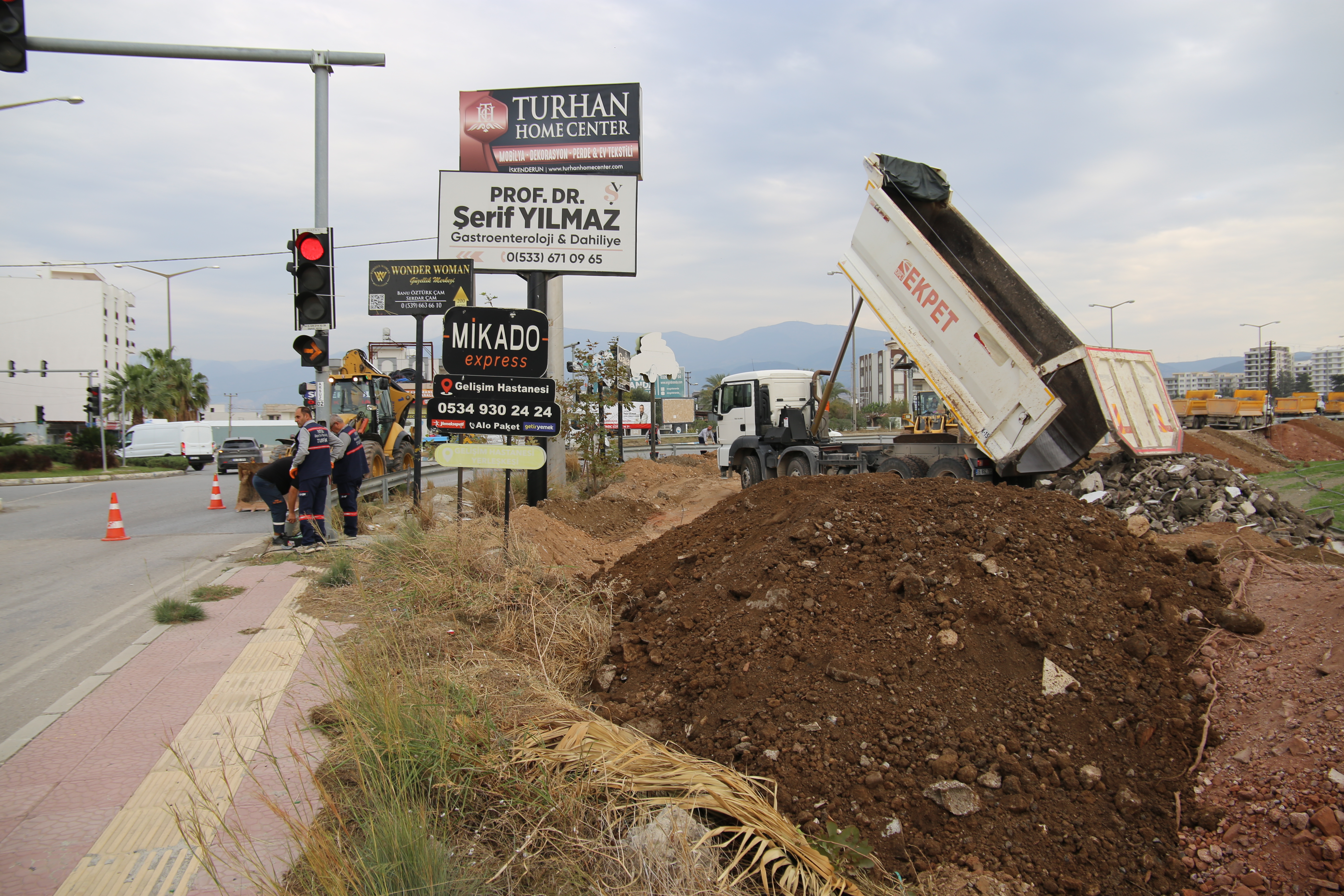 Hatay Büyükşehir Belediyesi, İskenderun-Arsuz otoban kavşağında yol genişletme ve refüj düzenleme çalışmasıyla trafiği rahatlatmayı ve sürücülere güvenli, konforlu yolculuk sağlamayı amaçlıyor.