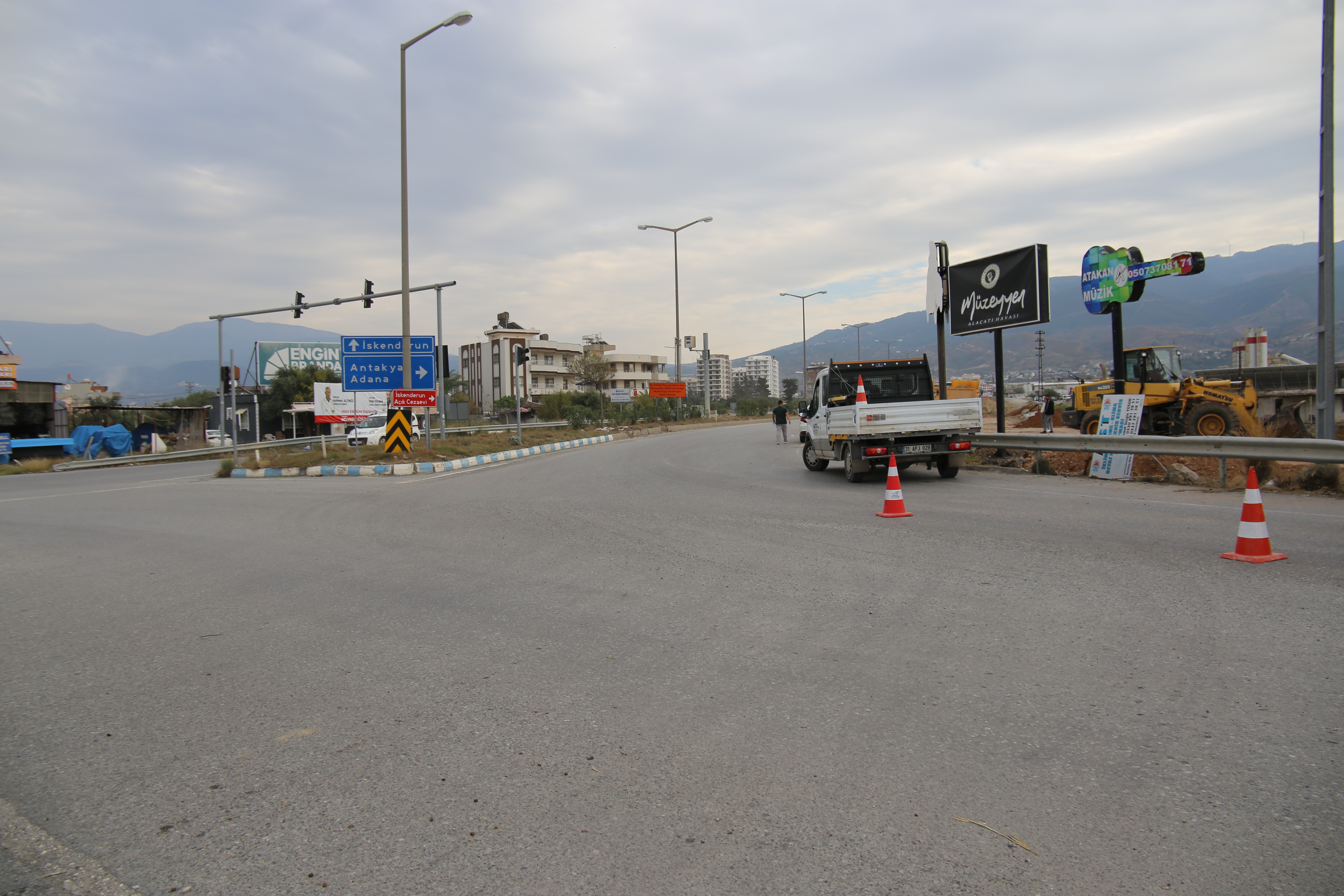 Hatay Büyükşehir Belediyesi, İskenderun-Arsuz otoban kavşağında yol genişletme ve refüj düzenleme çalışmasıyla trafiği rahatlatmayı ve sürücülere güvenli, konforlu yolculuk sağlamayı amaçlıyor.