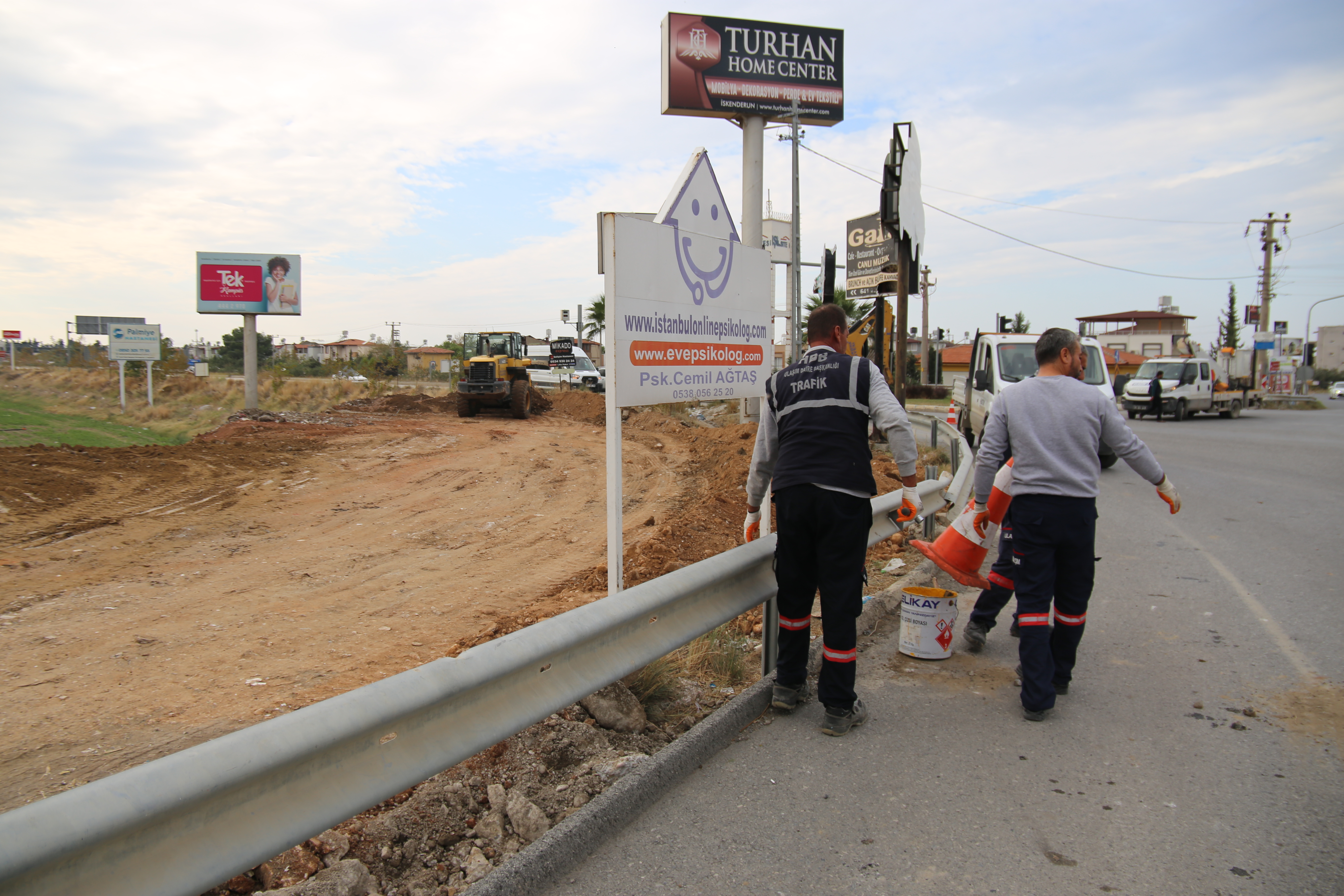 Hatay Büyükşehir Belediyesi, İskenderun-Arsuz otoban kavşağında yol genişletme ve refüj düzenleme çalışmasıyla trafiği rahatlatmayı ve sürücülere güvenli, konforlu yolculuk sağlamayı amaçlıyor.