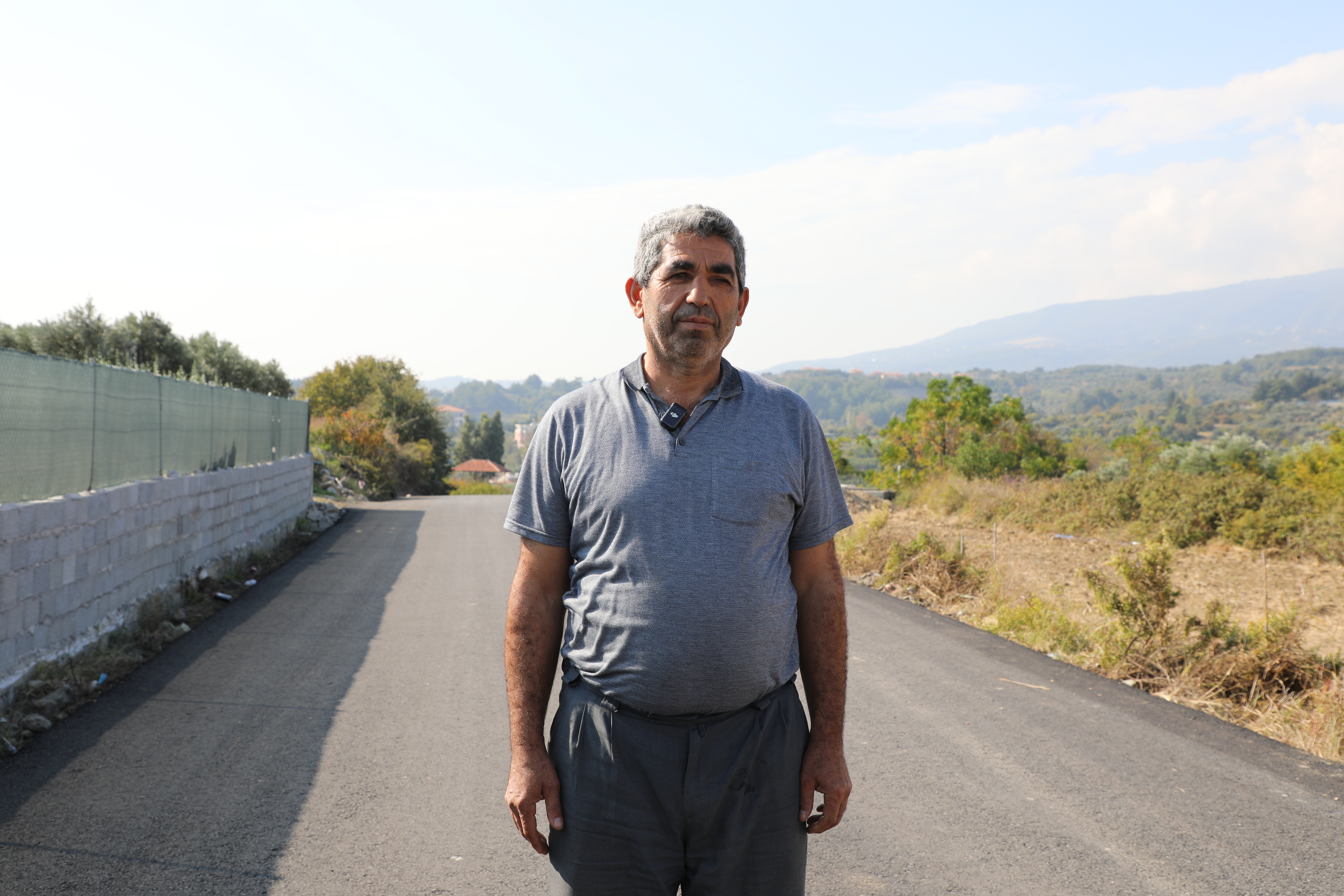 Hatay Büyükşehir Belediyesi, 1400 kilometrelik yol hedefini aşarak Defne ilçesinde 4.5 km, Üzengili Mahallesi'nde ise 1.6 km yol yapım çalışmalarını tamamladı, vatandaşlara güvenli ulaşım sağladı.