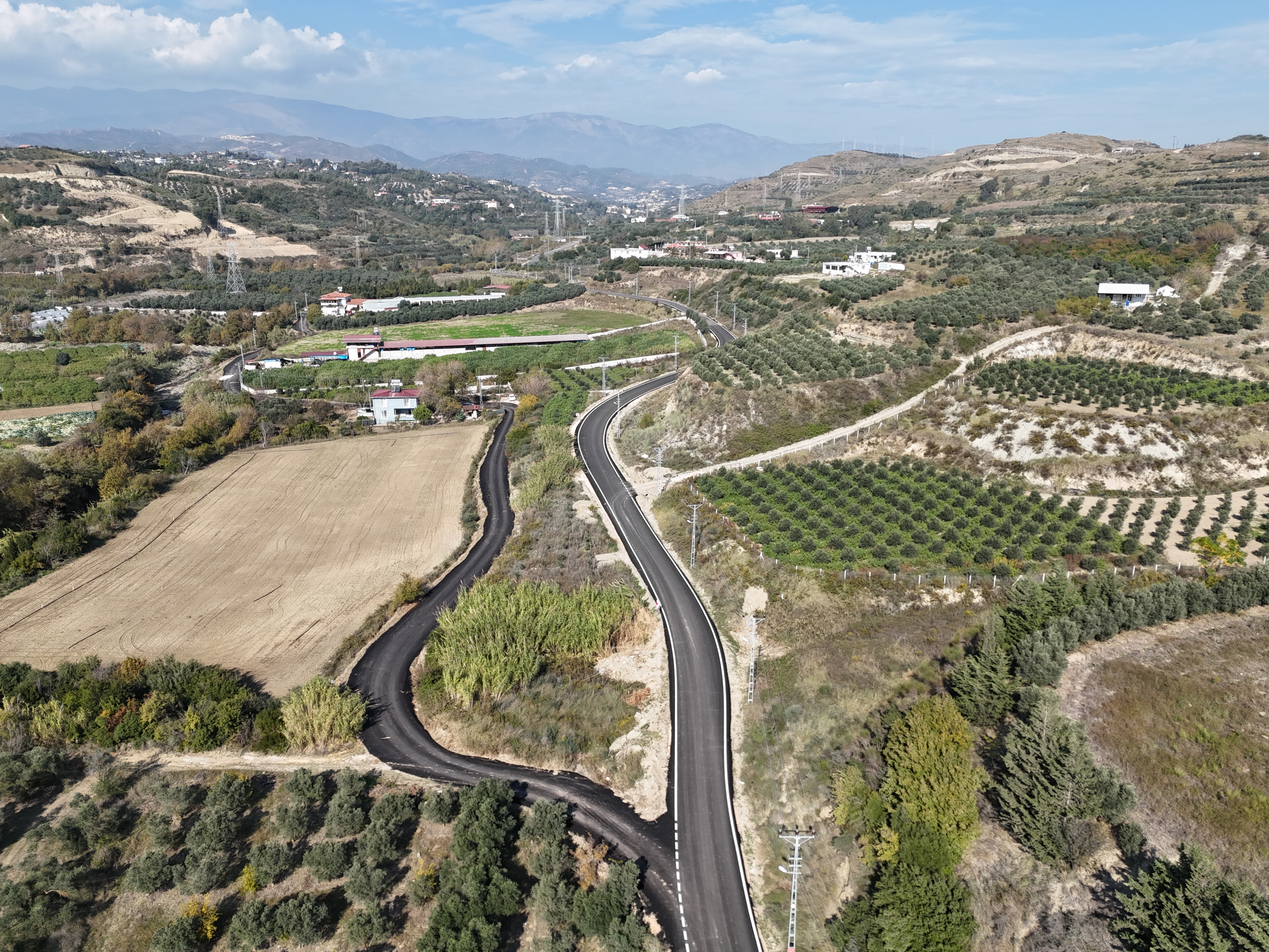 Hatay Büyükşehir Belediyesi, 1400 kilometrelik yol hedefini aşarak Defne ilçesinde 4.5 km, Üzengili Mahallesi'nde ise 1.6 km yol yapım çalışmalarını tamamladı, vatandaşlara güvenli ulaşım sağladı.