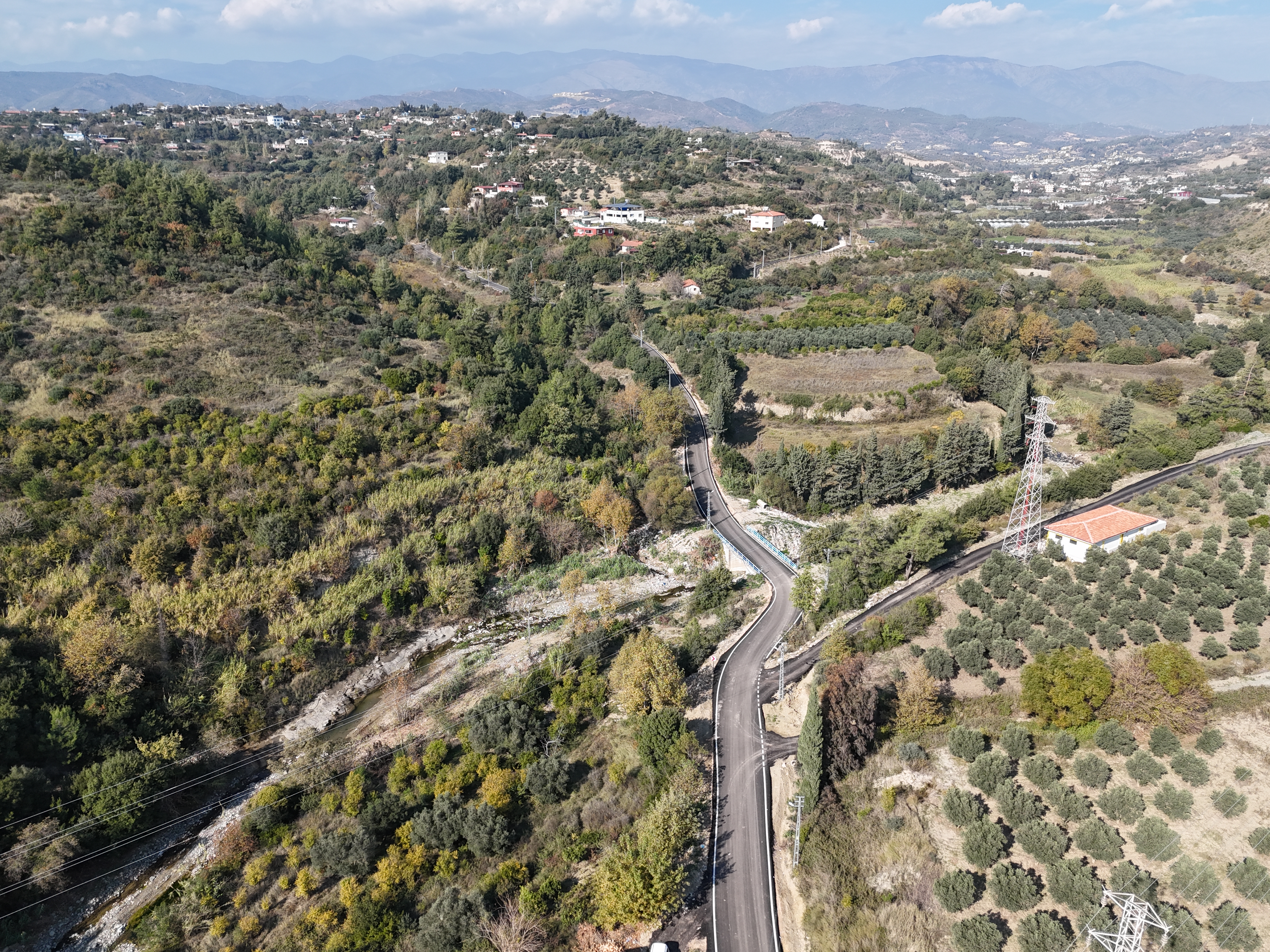 Hatay Büyükşehir Belediyesi, 1400 kilometrelik yol hedefini aşarak Defne ilçesinde 4.5 km, Üzengili Mahallesi'nde ise 1.6 km yol yapım çalışmalarını tamamladı, vatandaşlara güvenli ulaşım sağladı.