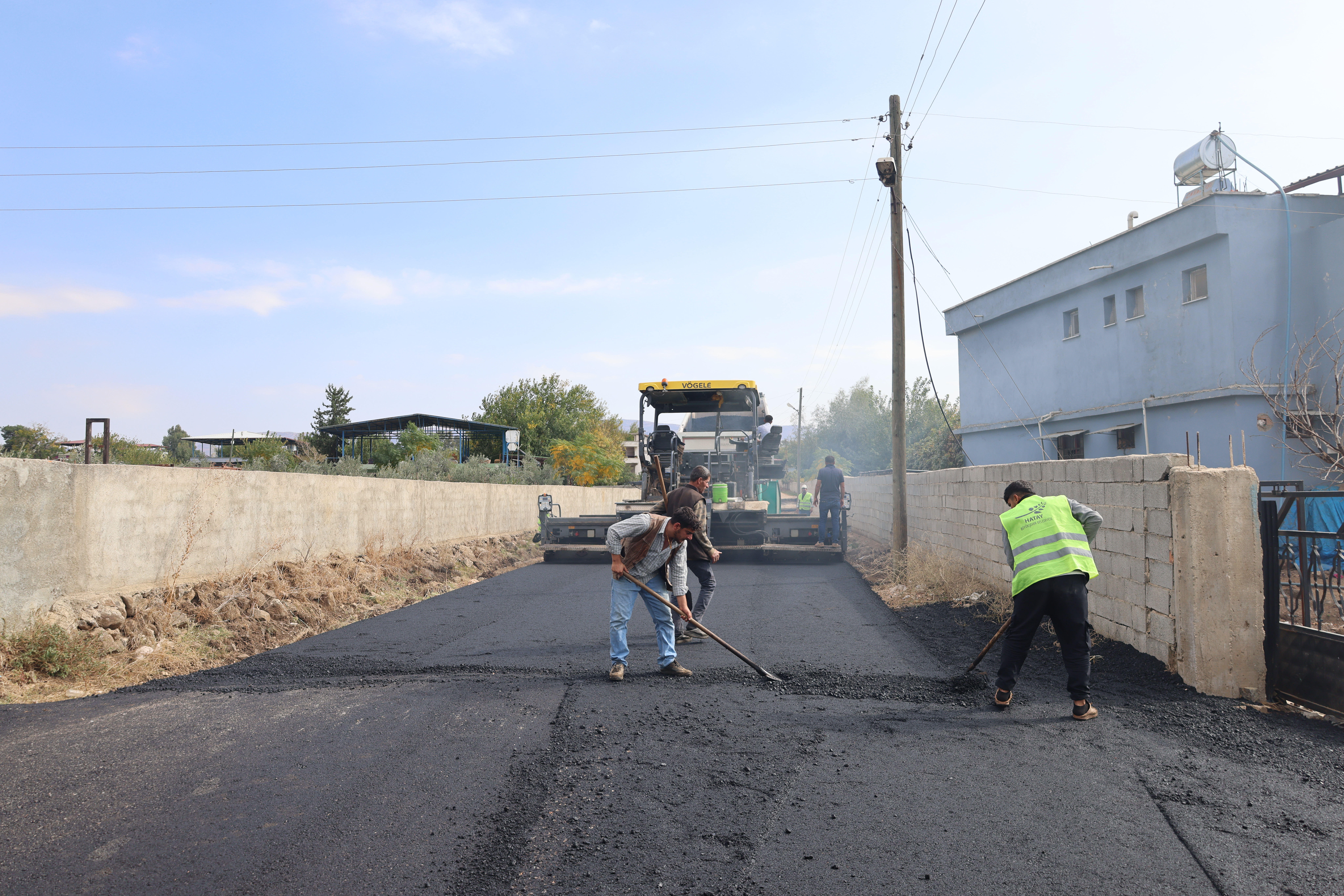 Hatay Büyükşehir Belediyesi, Kırıkhan Camuzkışlası ve Demirkonak mahallelerinde 16 kilometrelik grup yolunun asfaltlama çalışmalarını tamamladı. Mahalle sakinleri memnuniyetini dile getirdi.