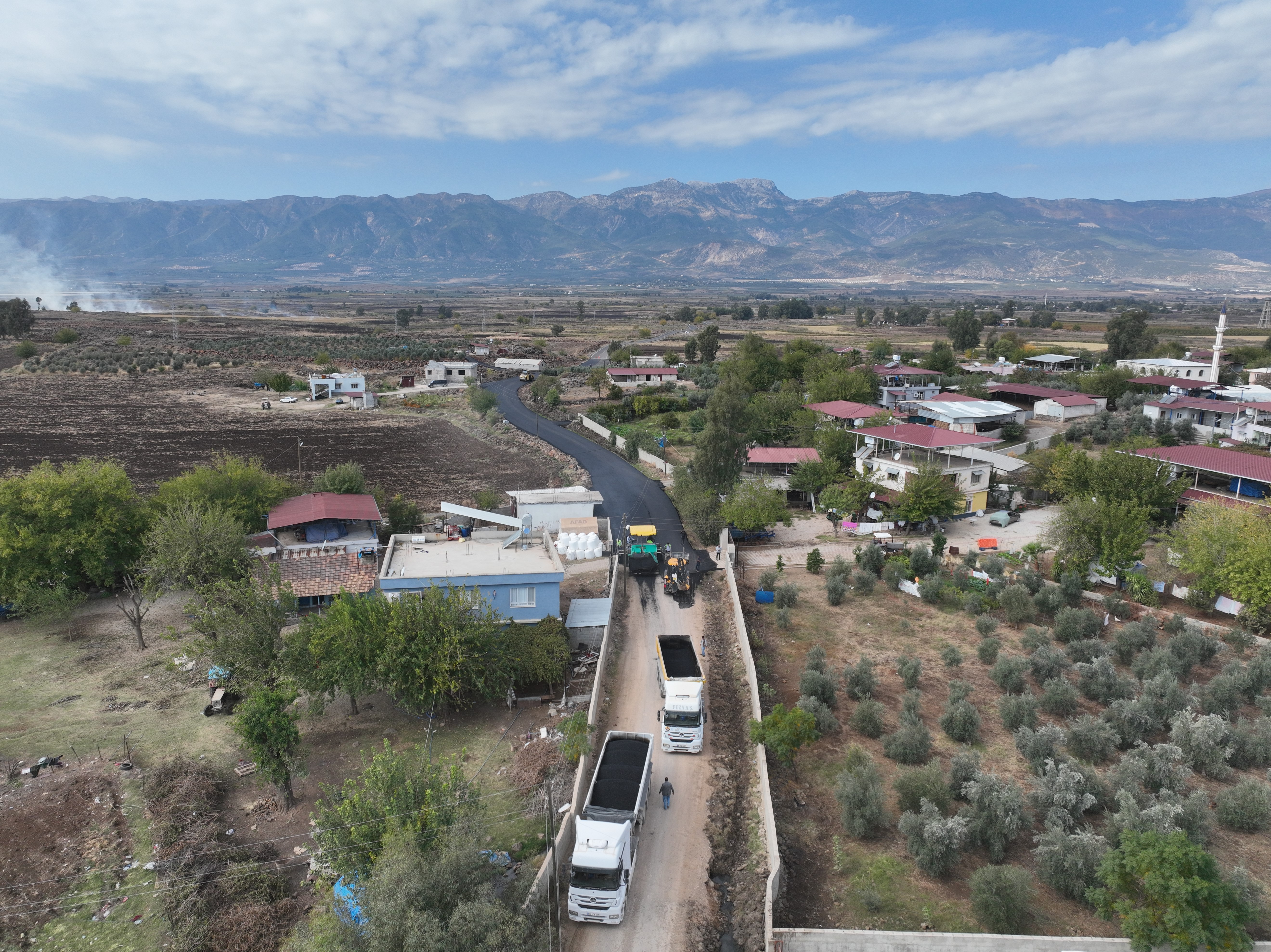 Hatay Büyükşehir Belediyesi, Kırıkhan Camuzkışlası ve Demirkonak mahallelerinde 16 kilometrelik grup yolunun asfaltlama çalışmalarını tamamladı. Mahalle sakinleri memnuniyetini dile getirdi.