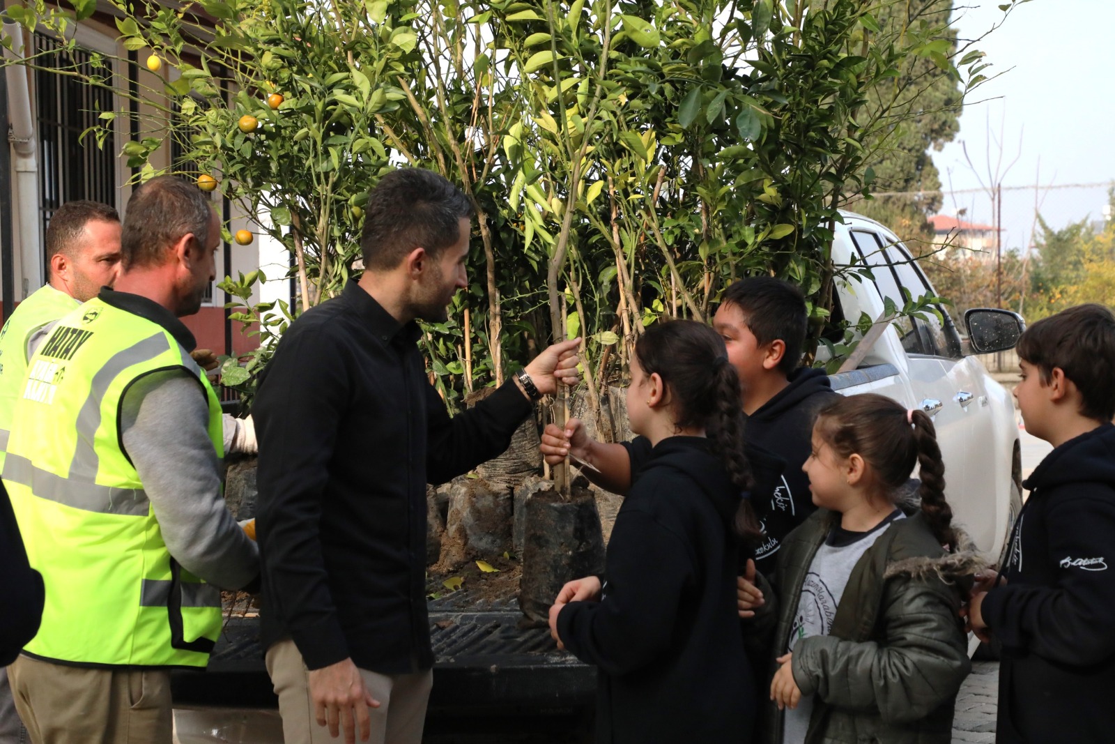 Hatay Büyükşehir Belediyesi, “Hatay Ayağa Kalkıyor” sloganıyla öğrencilerle birlikte 5000 narenciye fidanı dikerek doğa sevgisi aşılayan projelerle geleceğe yeşil bir miras bırakıyor.