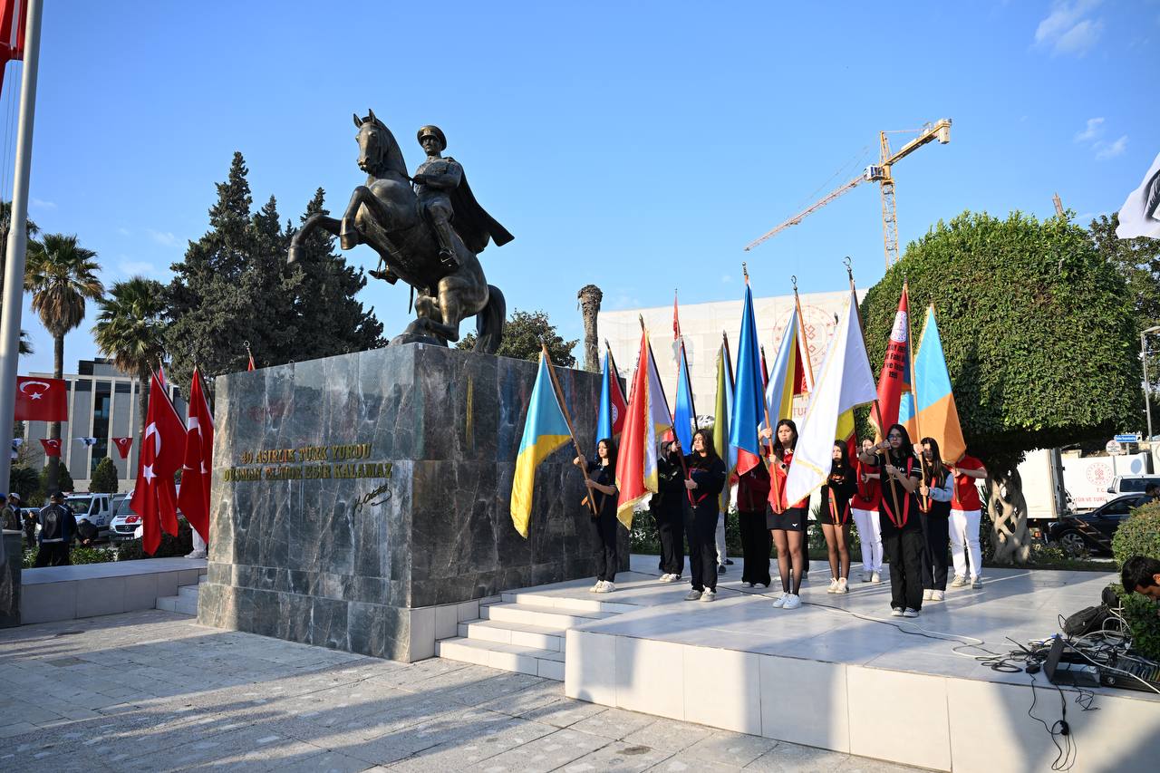 Gazi Mustafa Kemal Atatürk’ün vefatının 86. yılında Hatay’da anma töreni düzenlendi. Antakya Cumhuriyet Meydanı’ndaki törende, saygı duruşu ve İstiklal Marşı ile bayraklar yarıya indirildi.