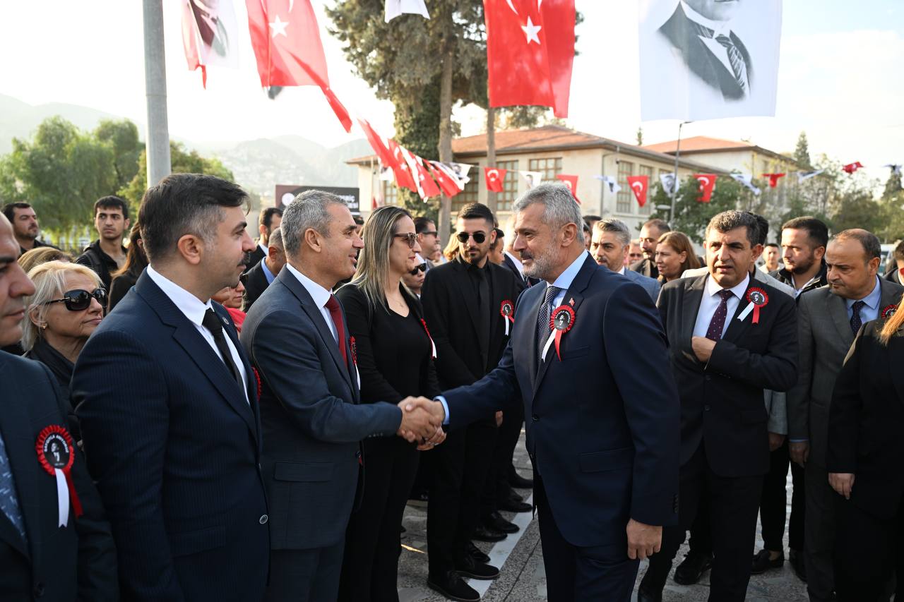 Gazi Mustafa Kemal Atatürk’ün vefatının 86. yılında Hatay’da anma töreni düzenlendi. Antakya Cumhuriyet Meydanı’ndaki törende, saygı duruşu ve İstiklal Marşı ile bayraklar yarıya indirildi.