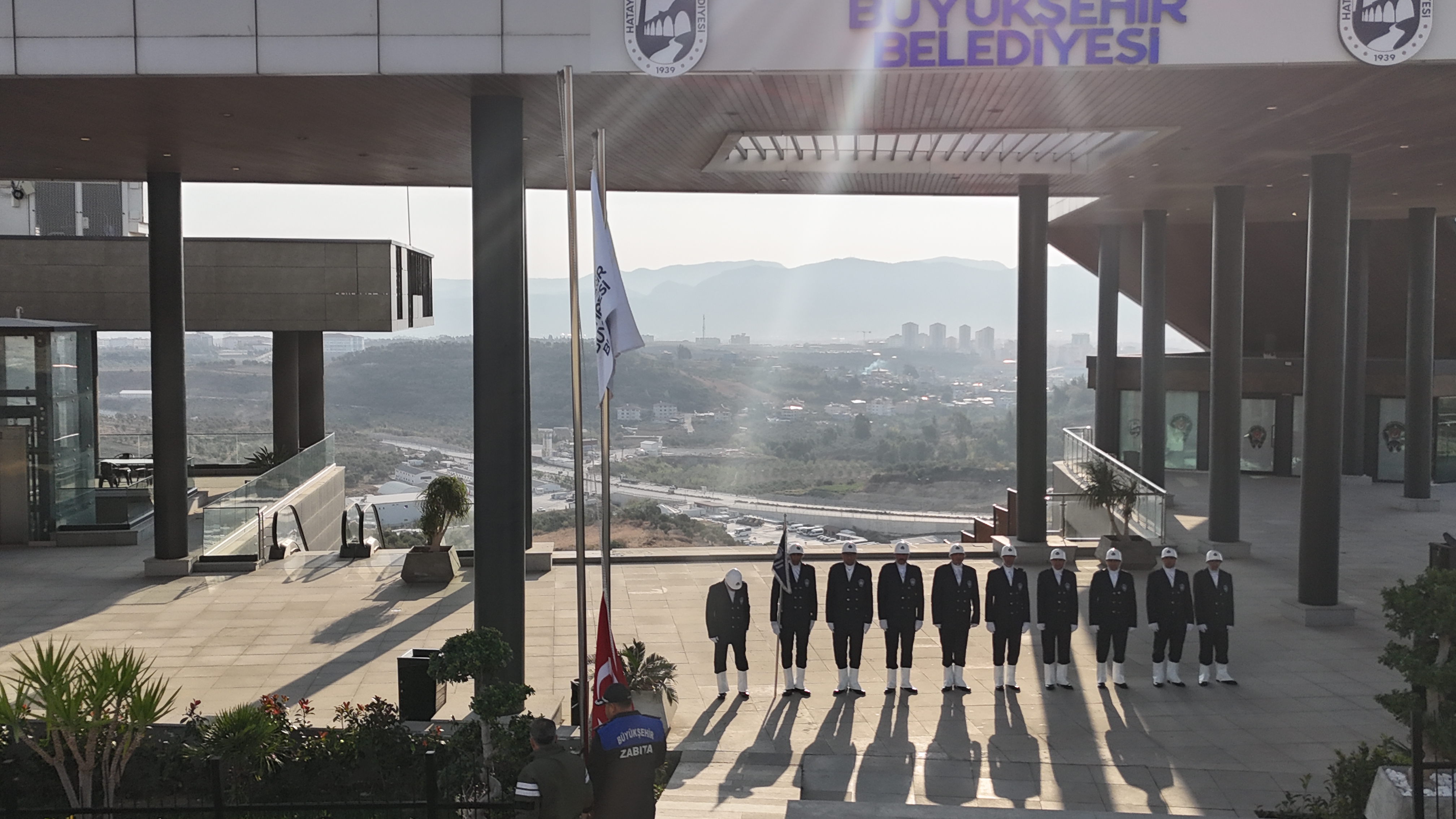 Gazi Mustafa Kemal Atatürk’ün vefatının 86. yılında Hatay’da anma töreni düzenlendi. Antakya Cumhuriyet Meydanı’ndaki törende, saygı duruşu ve İstiklal Marşı ile bayraklar yarıya indirildi.