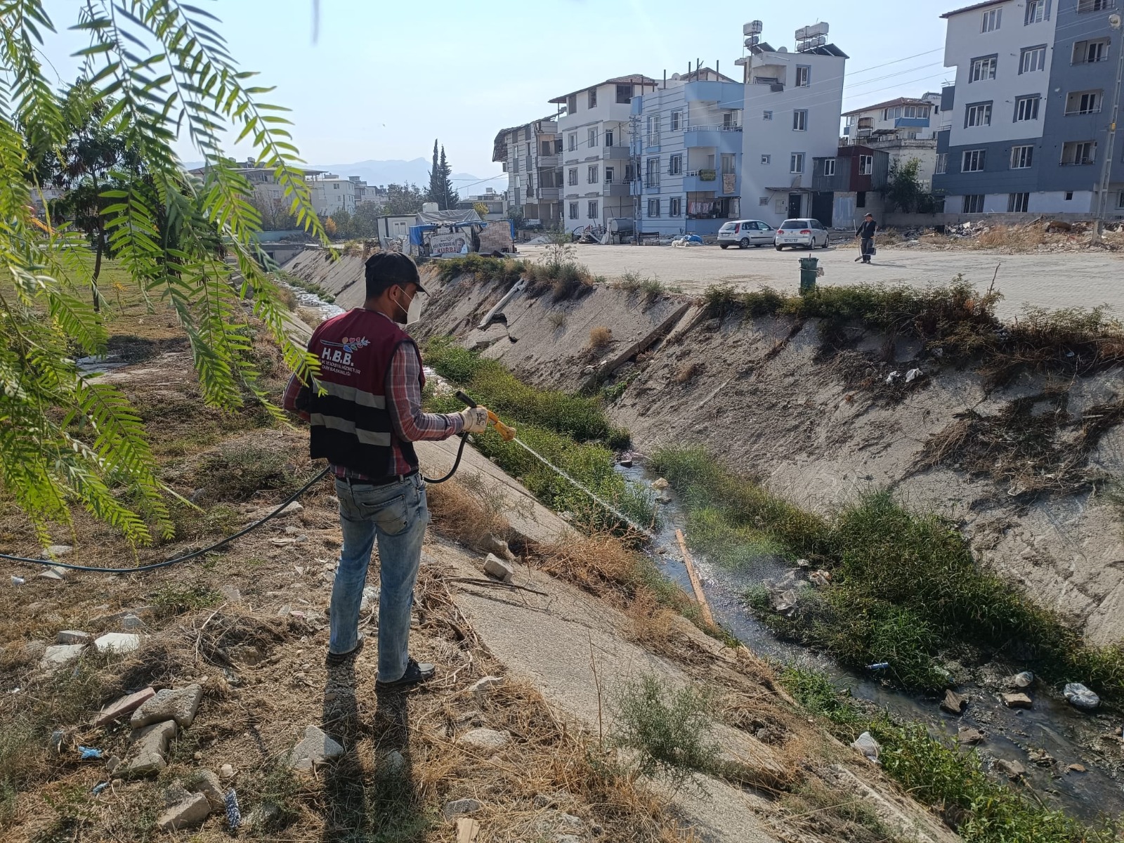 Hatay Büyükşehir Belediyesi, Ekim ayında 127 bin noktada sinek, haşere ve kemirgenlere karşı ilaçlama yaptı. Çalışmalar gece gündüz devam ediyor, talepler ALO 153 ve sosyal medya üzerinden alınacak.