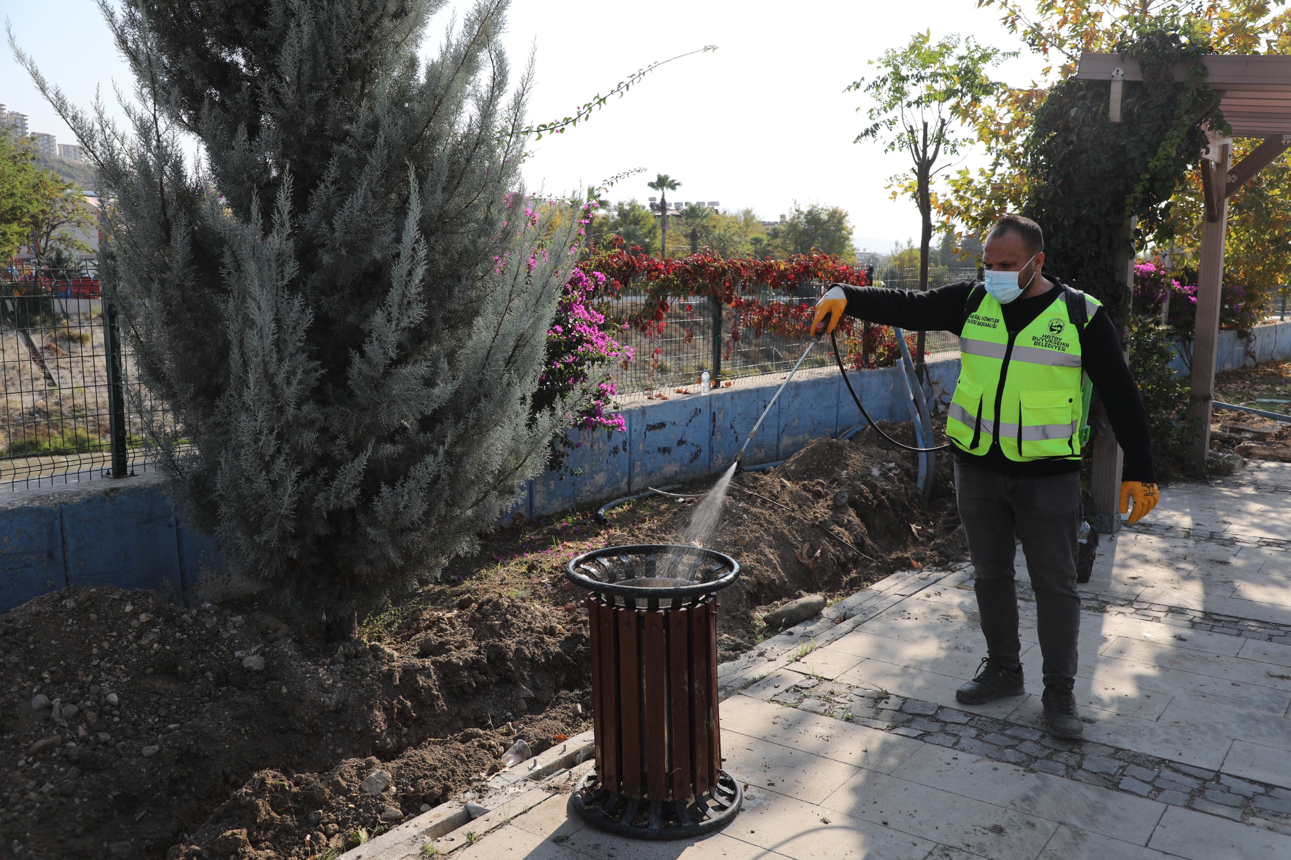 Hatay Büyükşehir Belediyesi, Ekim ayında 127 bin noktada sinek, haşere ve kemirgenlere karşı ilaçlama yaptı. Çalışmalar gece gündüz devam ediyor, talepler ALO 153 ve sosyal medya üzerinden alınacak.