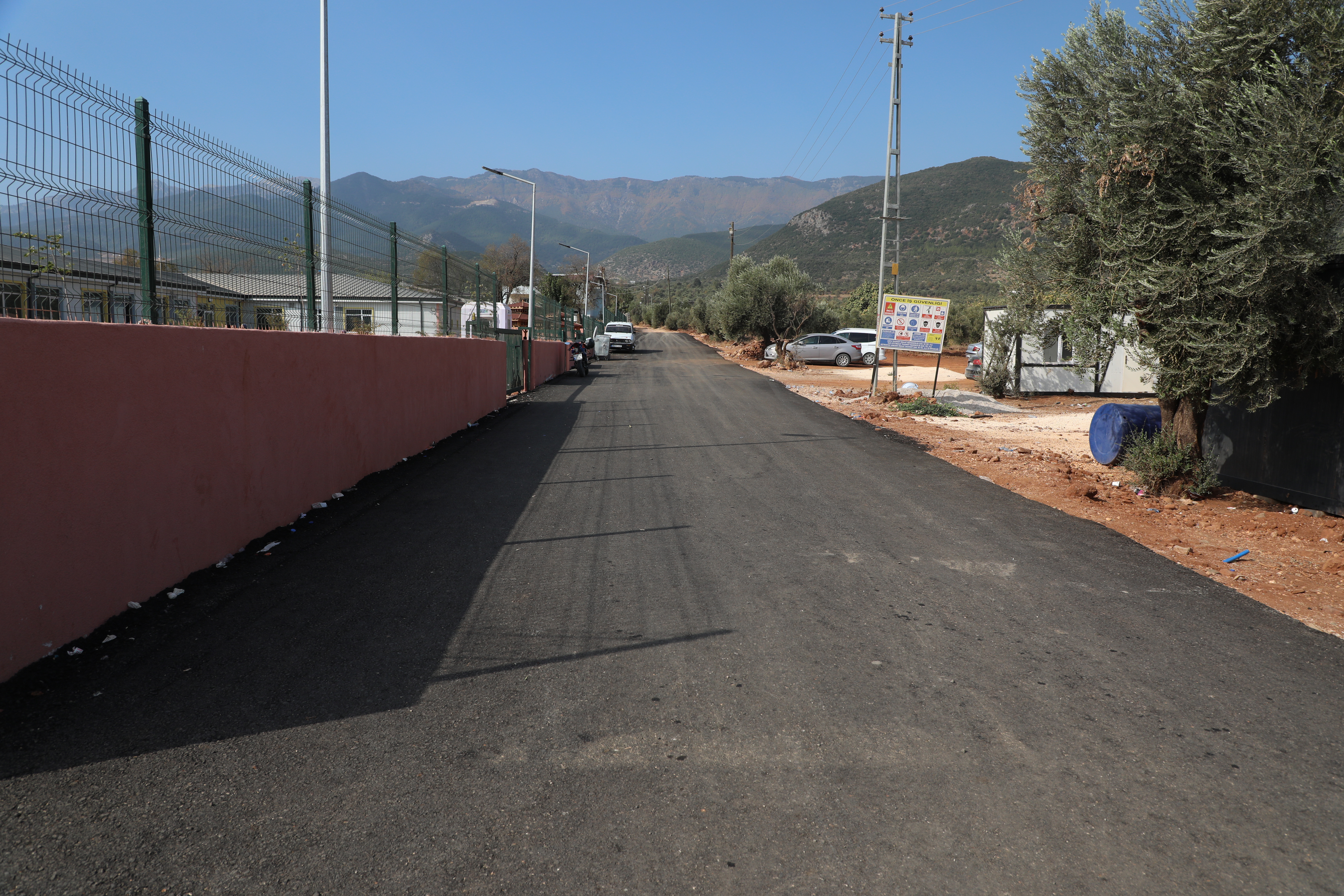 Hatay Büyükşehir Belediyesi, Küreci Mahallesi'nde okul servisi kullanılan yolda asfalt serim çalışması yaparak sağlıklı trafik akışı sağladı. Muhtar Yıldız, hizmetten memnun kaldıklarını belirtti.