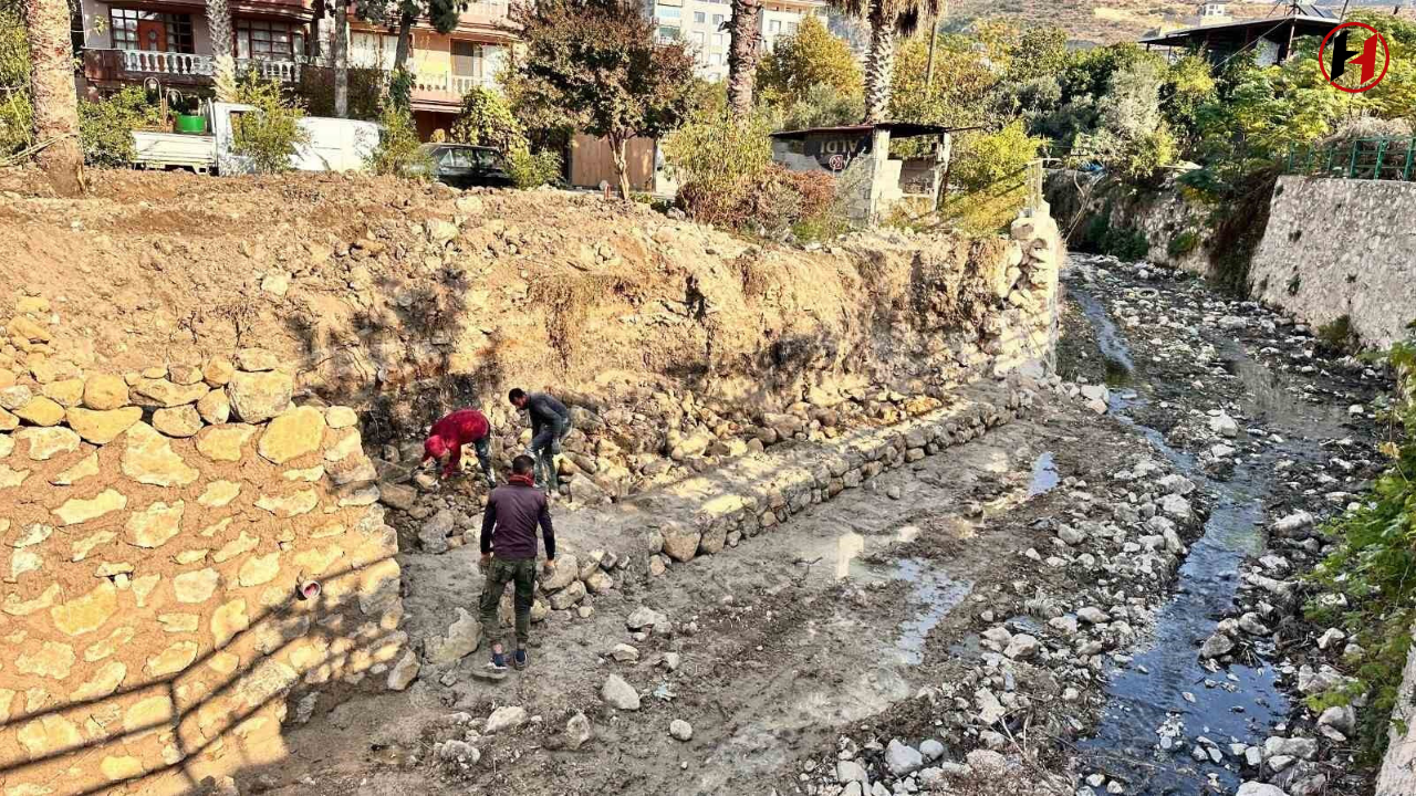 Hatay'da Sel Tehlikesine Karşı Dere Islah Çalışmaları Hızla Devam Ediyor