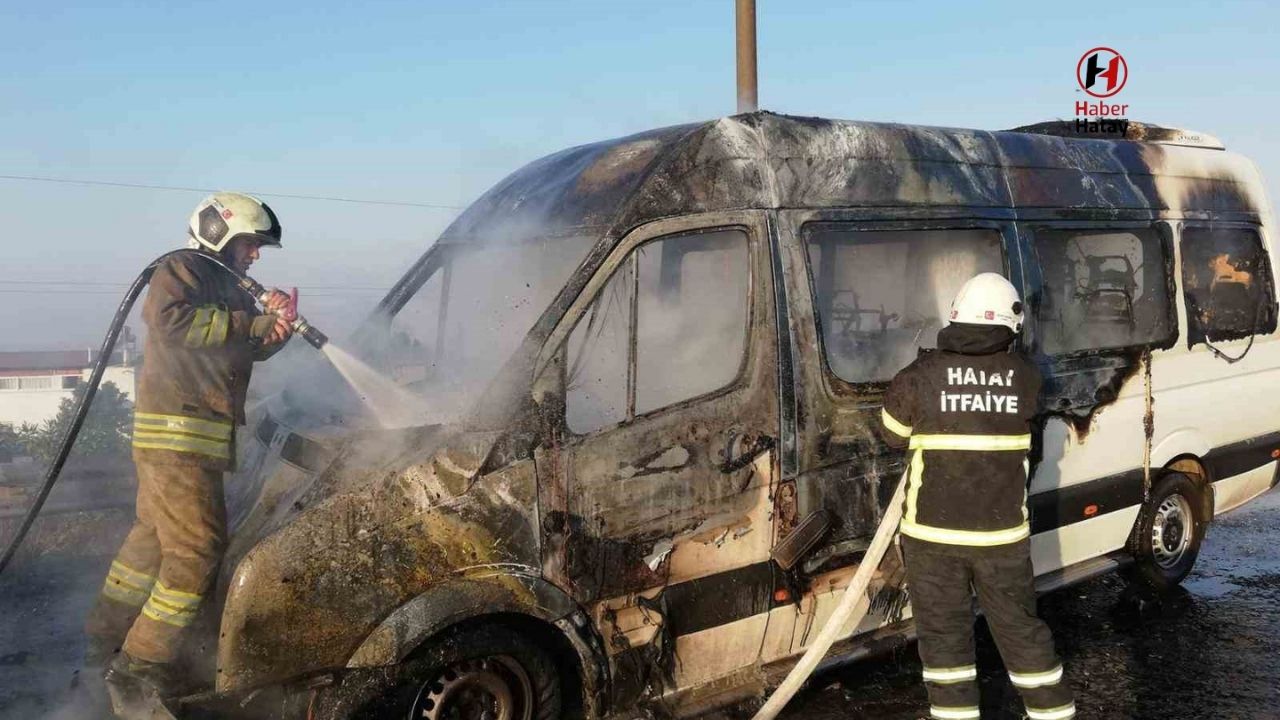 Hatay’da Seyir Halindeki Minibüs Alev Alev Yandı